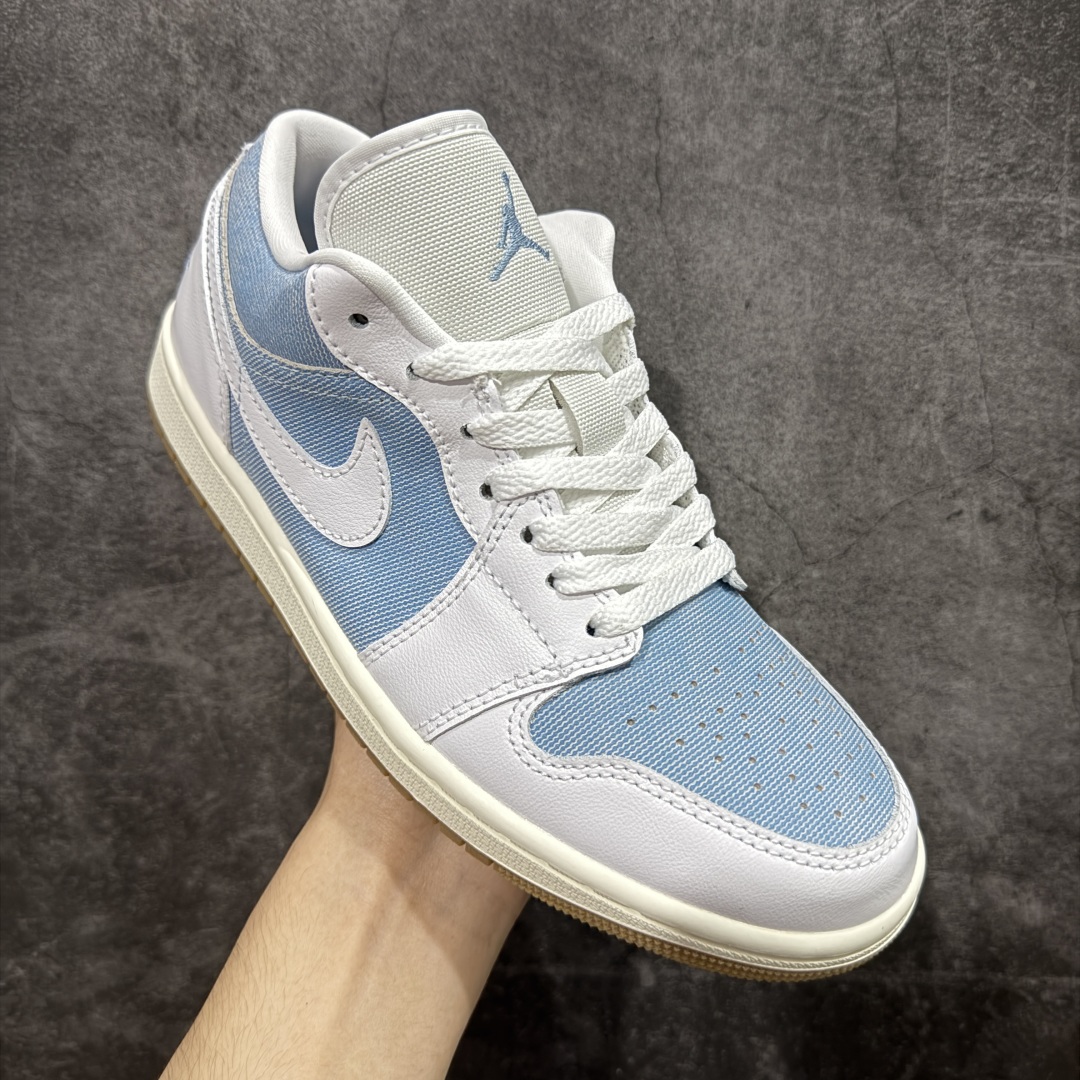 图片[3]-【DT纯原】Air Jordan Low AJ1 乔1白蓝牛仔 低帮文化休闲运动板鞋 HQ2004-400  市面中低帮最具代表性版本没有之一 口碑大厂出品 品控大底版型不断改良更新 全套原纸板楦头开发 确保原汁原味 完美呈现版型 完美零毛边处理 原厂内置全掌气垫 价格定位良心 平台专用代工流水线出品 一眼公司既视感 拿到手的一瞬间就与众不同 碾压市面所有版本 全部原鞋开发 每一个配色都会采购原鞋确认细节 打破市面看图做货无好货之说 尺码：40 40.5 41 42 42.5 43 44 44.5 45 46-选品中心