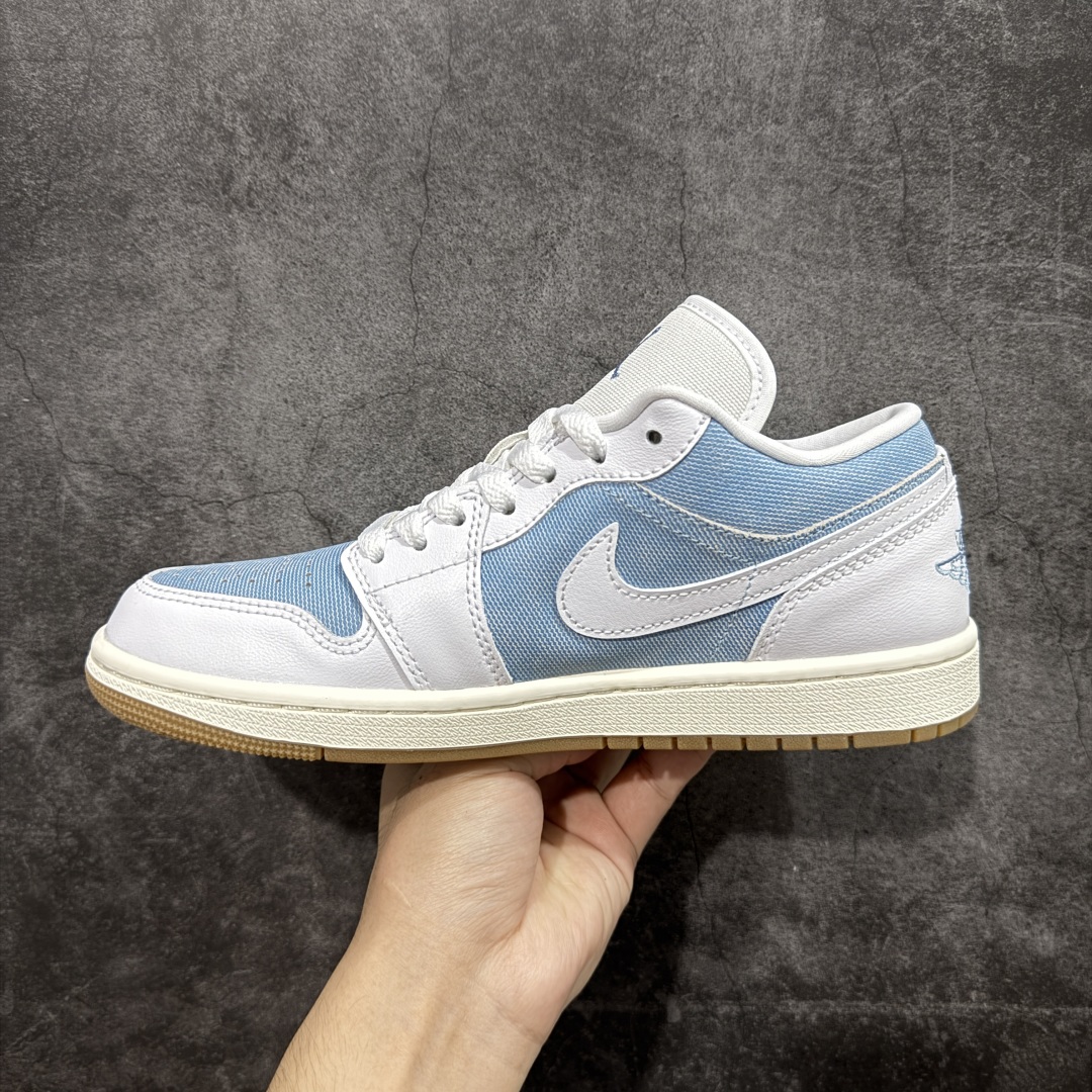 图片[2]-【DT纯原】Air Jordan Low AJ1 乔1白蓝牛仔 低帮文化休闲运动板鞋 HQ2004-400  市面中低帮最具代表性版本没有之一 口碑大厂出品 品控大底版型不断改良更新 全套原纸板楦头开发 确保原汁原味 完美呈现版型 完美零毛边处理 原厂内置全掌气垫 价格定位良心 平台专用代工流水线出品 一眼公司既视感 拿到手的一瞬间就与众不同 碾压市面所有版本 全部原鞋开发 每一个配色都会采购原鞋确认细节 打破市面看图做货无好货之说 尺码：40 40.5 41 42 42.5 43 44 44.5 45 46-选品中心