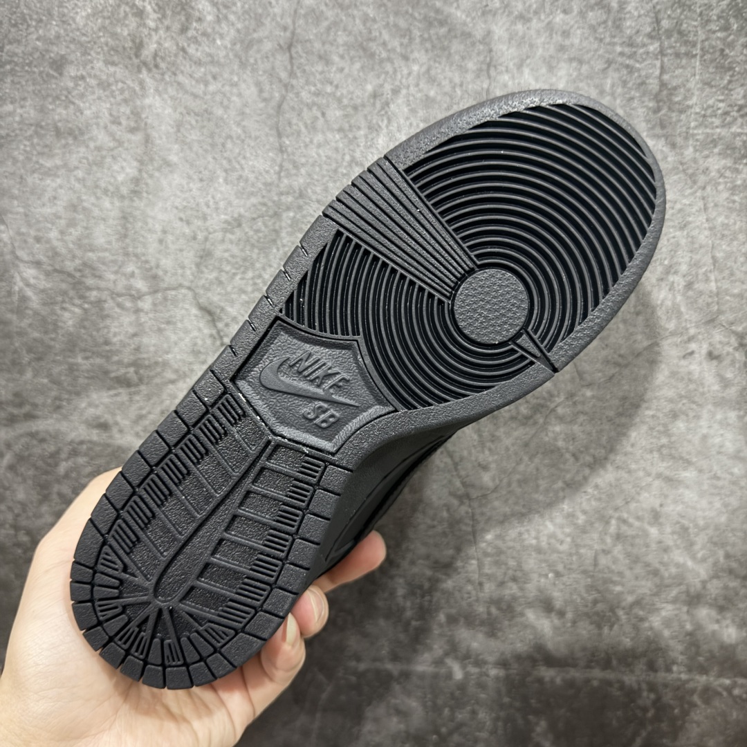 图片[9]-【免修ST版】W Nike SB Dunk Low Pro ”Triple Black“ 黑武士 低帮休闲运动板鞋 #配色鞋身通体采用皮革材质打造，配色方面以Triple Black呈现 经久耐用，性能卓越。 货号：FJ1674-001 尺码：36 36.5 37.5 38 38.5 39 40 40.5 41 42 42.5 43 44 44.5 45 46-选品中心