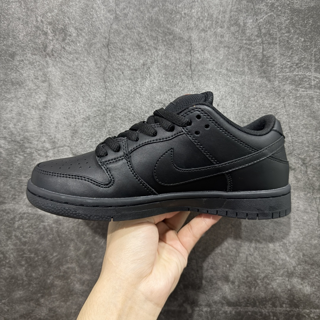 图片[2]-【免修ST版】W Nike SB Dunk Low Pro ”Triple Black“ 黑武士 低帮休闲运动板鞋 #配色鞋身通体采用皮革材质打造，配色方面以Triple Black呈现 经久耐用，性能卓越。 货号：FJ1674-001 尺码：36 36.5 37.5 38 38.5 39 40 40.5 41 42 42.5 43 44 44.5 45 46-选品中心