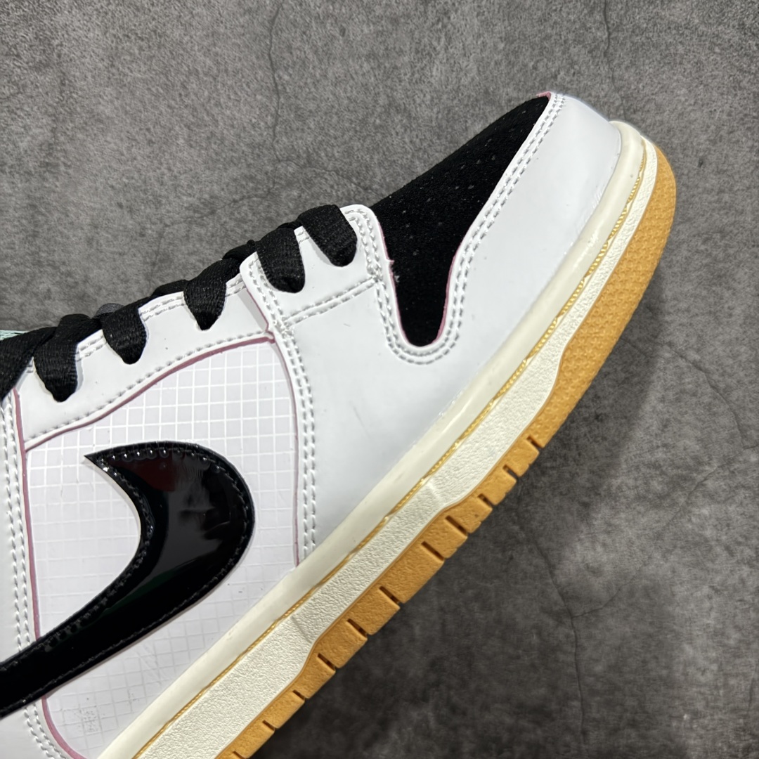 图片[6]-【免修ST版】W Nike SB Dunk Low PRO QS 教育基金会联名 低帮休闲板鞋 #鞋款设计充满校园元素,鞋舌是机读卡元素，后跟则是穿学士服的滑手。用上了麂皮+皮革鞋面，再加上漆皮质感 Swoosh，层次相当不错。 货号：HJ4132-100 尺码：36 36.5 37.5 38 38.5 39 40 40.5 41 42 42.5 43 44 44.5 45 46-选品中心