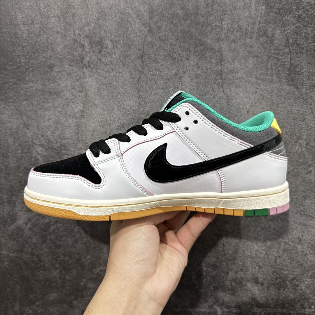 图片[2]-【免修ST版】W Nike SB Dunk Low PRO QS 教育基金会联名 低帮休闲板鞋 #鞋款设计充满校园元素,鞋舌是机读卡元素，后跟则是穿学士服的滑手。用上了麂皮+皮革鞋面，再加上漆皮质感 Swoosh，层次相当不错。 货号：HJ4132-100 尺码：36 36.5 37.5 38 38.5 39 40 40.5 41 42 42.5 43 44 44.5 45 46-选品中心