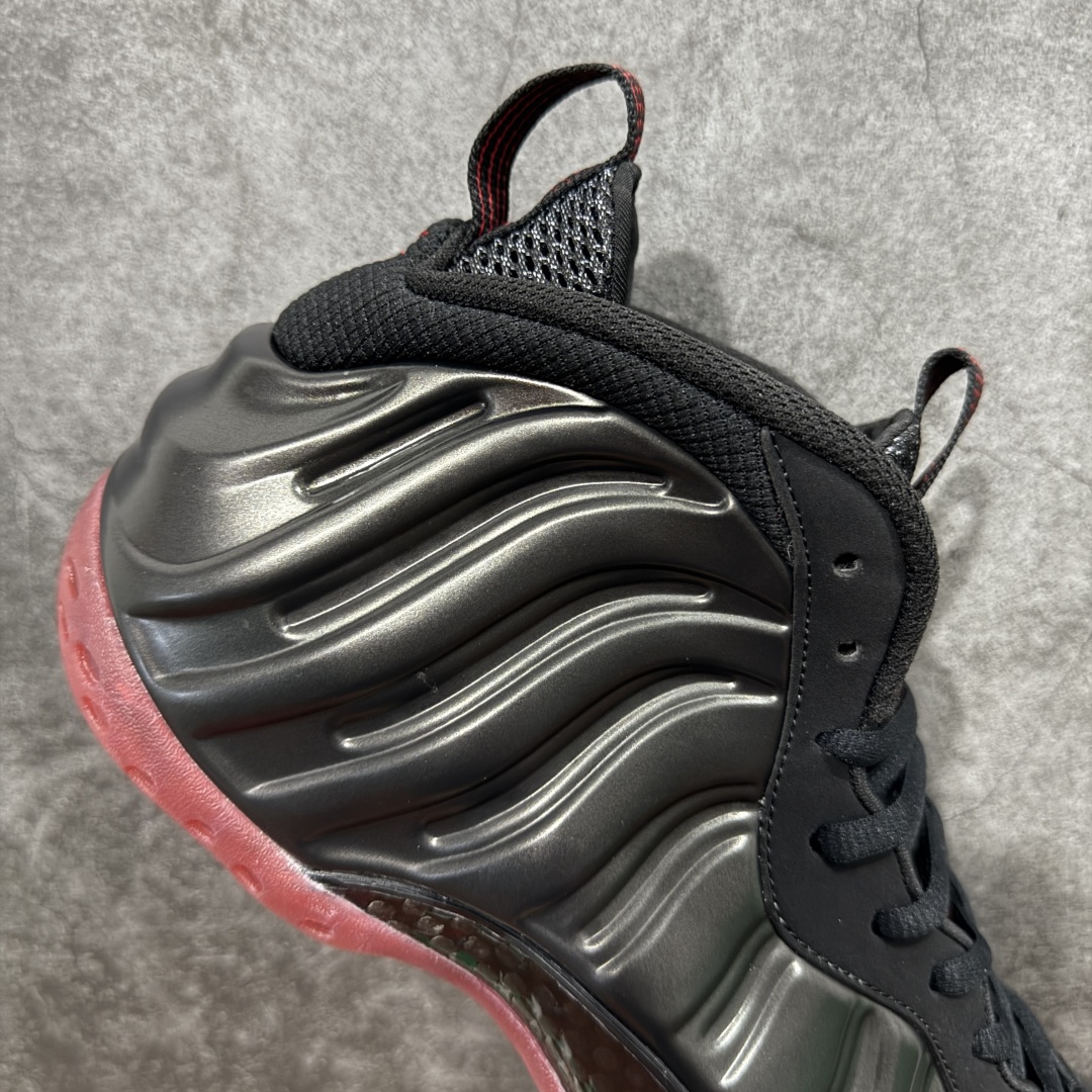 图片[7]-【莞产纯原】NK Air Foamposite One 市售最强品质 莞产顶级品质 黑红喷 2025 喷泡 IB2219-001 莞产原底面 公司渠道同模具 鞋型发泡360度无死角 双层Zoom气垫植入 中底完美注胶 搭载原厂碳纤维材质 诞生于1997年的NK Air Foamposite系列可以说是整个球鞋历史上最为经典的系列之一 也就是我们常说的“喷”和“泡” 其中“喷”由Foamposite One代言人Penny的英文音译而来 而“泡”则来源于另一款鞋型 Foamposite Pro中\”pro\”的音译 在诞生初期 由于高昂的造价以及超前的外形 Foamposite系列的反对者不在少数 甚至有人认为这款鞋会毁掉整个球鞋行业 但事实证明这双灵感来自于甲虫 自带“黑科技”鞋面以及双层Zoom+大块碳板的太空球鞋不仅受到了大众的接受与追捧 并且成功的影响了篮球鞋的发展 尺码：40 40.5 41 42 42.5 43 44 44.5 45 46 47.5-选品中心