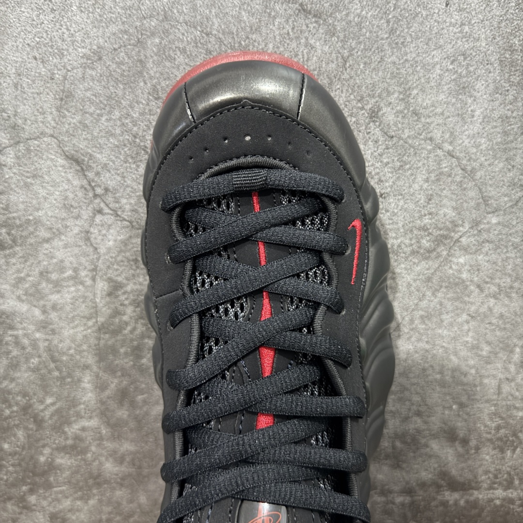 图片[5]-【莞产纯原】NK Air Foamposite One 市售最强品质 莞产顶级品质 黑红喷 2025 喷泡 IB2219-001 莞产原底面 公司渠道同模具 鞋型发泡360度无死角 双层Zoom气垫植入 中底完美注胶 搭载原厂碳纤维材质 诞生于1997年的NK Air Foamposite系列可以说是整个球鞋历史上最为经典的系列之一 也就是我们常说的“喷”和“泡” 其中“喷”由Foamposite One代言人Penny的英文音译而来 而“泡”则来源于另一款鞋型 Foamposite Pro中\”pro\”的音译 在诞生初期 由于高昂的造价以及超前的外形 Foamposite系列的反对者不在少数 甚至有人认为这款鞋会毁掉整个球鞋行业 但事实证明这双灵感来自于甲虫 自带“黑科技”鞋面以及双层Zoom+大块碳板的太空球鞋不仅受到了大众的接受与追捧 并且成功的影响了篮球鞋的发展 尺码：40 40.5 41 42 42.5 43 44 44.5 45 46 47.5-选品中心