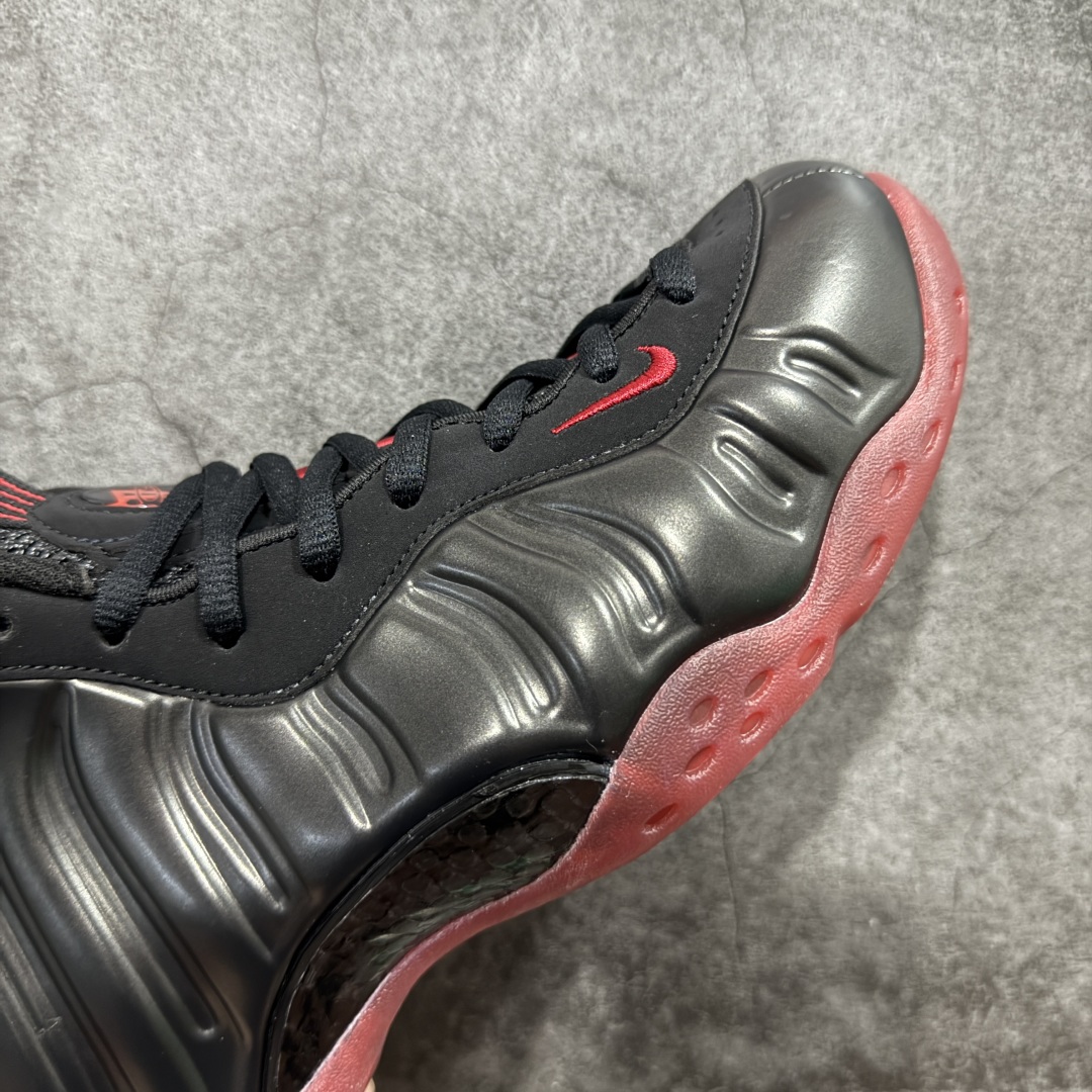 图片[6]-【莞产纯原】NK Air Foamposite One 市售最强品质 莞产顶级品质 黑红喷 2025 喷泡 IB2219-001 莞产原底面 公司渠道同模具 鞋型发泡360度无死角 双层Zoom气垫植入 中底完美注胶 搭载原厂碳纤维材质 诞生于1997年的NK Air Foamposite系列可以说是整个球鞋历史上最为经典的系列之一 也就是我们常说的“喷”和“泡” 其中“喷”由Foamposite One代言人Penny的英文音译而来 而“泡”则来源于另一款鞋型 Foamposite Pro中\”pro\”的音译 在诞生初期 由于高昂的造价以及超前的外形 Foamposite系列的反对者不在少数 甚至有人认为这款鞋会毁掉整个球鞋行业 但事实证明这双灵感来自于甲虫 自带“黑科技”鞋面以及双层Zoom+大块碳板的太空球鞋不仅受到了大众的接受与追捧 并且成功的影响了篮球鞋的发展 尺码：40 40.5 41 42 42.5 43 44 44.5 45 46 47.5-选品中心