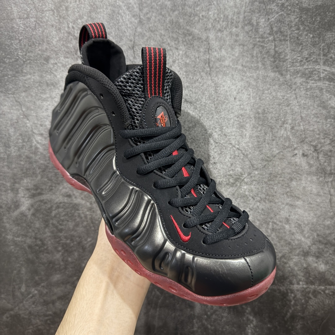 图片[3]-【莞产纯原】NK Air Foamposite One 市售最强品质 莞产顶级品质 黑红喷 2025 喷泡 IB2219-001 莞产原底面 公司渠道同模具 鞋型发泡360度无死角 双层Zoom气垫植入 中底完美注胶 搭载原厂碳纤维材质 诞生于1997年的NK Air Foamposite系列可以说是整个球鞋历史上最为经典的系列之一 也就是我们常说的“喷”和“泡” 其中“喷”由Foamposite One代言人Penny的英文音译而来 而“泡”则来源于另一款鞋型 Foamposite Pro中\”pro\”的音译 在诞生初期 由于高昂的造价以及超前的外形 Foamposite系列的反对者不在少数 甚至有人认为这款鞋会毁掉整个球鞋行业 但事实证明这双灵感来自于甲虫 自带“黑科技”鞋面以及双层Zoom+大块碳板的太空球鞋不仅受到了大众的接受与追捧 并且成功的影响了篮球鞋的发展 尺码：40 40.5 41 42 42.5 43 44 44.5 45 46 47.5-选品中心