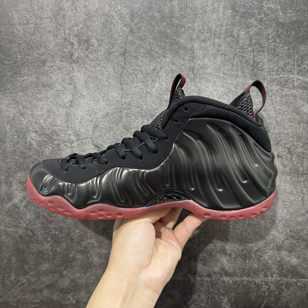 图片[2]-【莞产纯原】NK Air Foamposite One 市售最强品质 莞产顶级品质 黑红喷 2025 喷泡 IB2219-001 莞产原底面 公司渠道同模具 鞋型发泡360度无死角 双层Zoom气垫植入 中底完美注胶 搭载原厂碳纤维材质 诞生于1997年的NK Air Foamposite系列可以说是整个球鞋历史上最为经典的系列之一 也就是我们常说的“喷”和“泡” 其中“喷”由Foamposite One代言人Penny的英文音译而来 而“泡”则来源于另一款鞋型 Foamposite Pro中\”pro\”的音译 在诞生初期 由于高昂的造价以及超前的外形 Foamposite系列的反对者不在少数 甚至有人认为这款鞋会毁掉整个球鞋行业 但事实证明这双灵感来自于甲虫 自带“黑科技”鞋面以及双层Zoom+大块碳板的太空球鞋不仅受到了大众的接受与追捧 并且成功的影响了篮球鞋的发展 尺码：40 40.5 41 42 42.5 43 44 44.5 45 46 47.5-选品中心