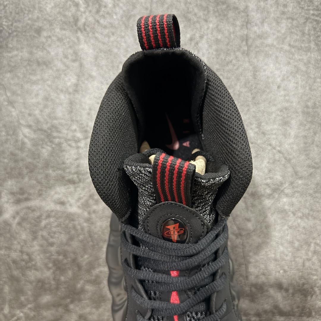 图片[8]-【莞产纯原】NK Air Foamposite One 市售最强品质 莞产顶级品质 黑红喷 2025 喷泡 IB2219-001 莞产原底面 公司渠道同模具 鞋型发泡360度无死角 双层Zoom气垫植入 中底完美注胶 搭载原厂碳纤维材质 诞生于1997年的NK Air Foamposite系列可以说是整个球鞋历史上最为经典的系列之一 也就是我们常说的“喷”和“泡” 其中“喷”由Foamposite One代言人Penny的英文音译而来 而“泡”则来源于另一款鞋型 Foamposite Pro中\”pro\”的音译 在诞生初期 由于高昂的造价以及超前的外形 Foamposite系列的反对者不在少数 甚至有人认为这款鞋会毁掉整个球鞋行业 但事实证明这双灵感来自于甲虫 自带“黑科技”鞋面以及双层Zoom+大块碳板的太空球鞋不仅受到了大众的接受与追捧 并且成功的影响了篮球鞋的发展 尺码：40 40.5 41 42 42.5 43 44 44.5 45 46 47.5-选品中心
