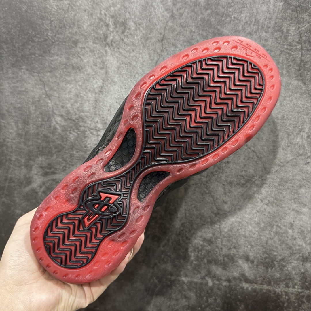 图片[9]-【莞产纯原】NK Air Foamposite One 市售最强品质 莞产顶级品质 黑红喷 2025 喷泡 IB2219-001 莞产原底面 公司渠道同模具 鞋型发泡360度无死角 双层Zoom气垫植入 中底完美注胶 搭载原厂碳纤维材质 诞生于1997年的NK Air Foamposite系列可以说是整个球鞋历史上最为经典的系列之一 也就是我们常说的“喷”和“泡” 其中“喷”由Foamposite One代言人Penny的英文音译而来 而“泡”则来源于另一款鞋型 Foamposite Pro中\”pro\”的音译 在诞生初期 由于高昂的造价以及超前的外形 Foamposite系列的反对者不在少数 甚至有人认为这款鞋会毁掉整个球鞋行业 但事实证明这双灵感来自于甲虫 自带“黑科技”鞋面以及双层Zoom+大块碳板的太空球鞋不仅受到了大众的接受与追捧 并且成功的影响了篮球鞋的发展 尺码：40 40.5 41 42 42.5 43 44 44.5 45 46 47.5-选品中心
