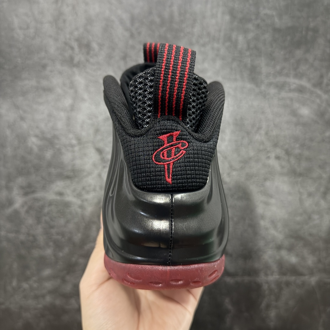 图片[4]-【莞产纯原】NK Air Foamposite One 市售最强品质 莞产顶级品质 黑红喷 2025 喷泡 IB2219-001 莞产原底面 公司渠道同模具 鞋型发泡360度无死角 双层Zoom气垫植入 中底完美注胶 搭载原厂碳纤维材质 诞生于1997年的NK Air Foamposite系列可以说是整个球鞋历史上最为经典的系列之一 也就是我们常说的“喷”和“泡” 其中“喷”由Foamposite One代言人Penny的英文音译而来 而“泡”则来源于另一款鞋型 Foamposite Pro中\”pro\”的音译 在诞生初期 由于高昂的造价以及超前的外形 Foamposite系列的反对者不在少数 甚至有人认为这款鞋会毁掉整个球鞋行业 但事实证明这双灵感来自于甲虫 自带“黑科技”鞋面以及双层Zoom+大块碳板的太空球鞋不仅受到了大众的接受与追捧 并且成功的影响了篮球鞋的发展 尺码：40 40.5 41 42 42.5 43 44 44.5 45 46 47.5-选品中心
