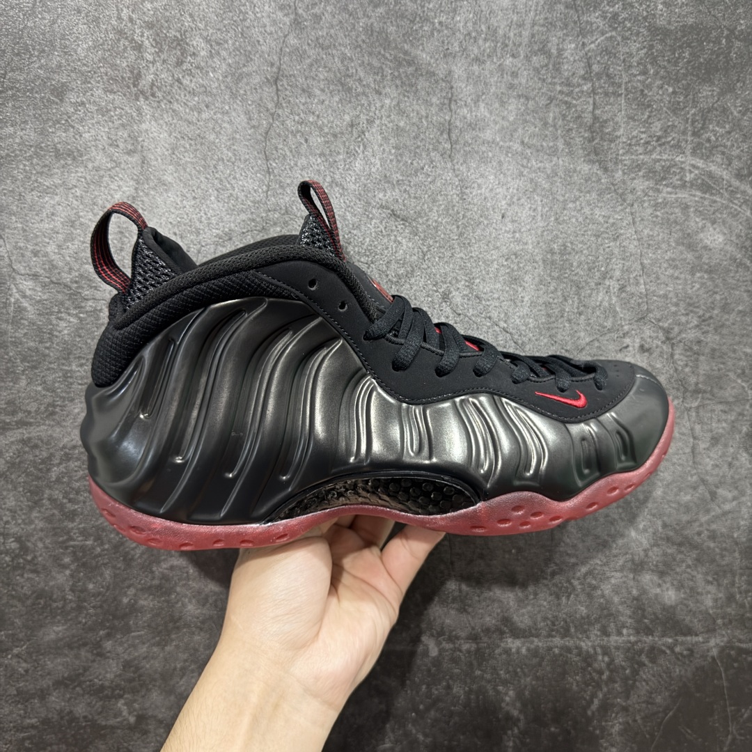 【莞产纯原】NK Air Foamposite One 市售最强品质 莞产顶级品质 黑红喷 2025 喷泡 IB2219-001 莞产原底面 公司渠道同模具 鞋型发泡360度无死角 双层Zoom气垫植入 中底完美注胶 搭载原厂碳纤维材质 诞生于1997年的NK Air Foamposite系列可以说是整个球鞋历史上最为经典的系列之一 也就是我们常说的“喷”和“泡” 其中“喷”由Foamposite One代言人Penny的英文音译而来 而“泡”则来源于另一款鞋型 Foamposite Pro中\”pro\”的音译 在诞生初期 由于高昂的造价以及超前的外形 Foamposite系列的反对者不在少数 甚至有人认为这款鞋会毁掉整个球鞋行业 但事实证明这双灵感来自于甲虫 自带“黑科技”鞋面以及双层Zoom+大块碳板的太空球鞋不仅受到了大众的接受与追捧 并且成功的影响了篮球鞋的发展 尺码：40 40.5 41 42 42.5 43 44 44.5 45 46 47.5-选品中心
