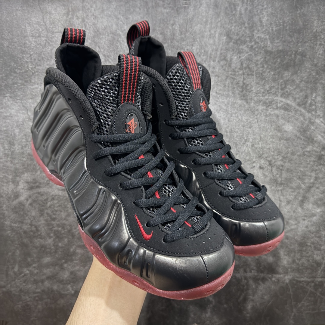 【莞产纯原】NK Air Foamposite One 市售最强品质 莞产顶级品质 黑红喷 2025 喷泡 IB2219-001 莞产原底面 公司渠道同模具 鞋型发泡360度无死角 双层Zoom气垫植入 中底完美注胶 搭载原厂碳纤维材质 诞生于1997年的NK Air Foamposite系列可以说是整个球鞋历史上最为经典的系列之一 也就是我们常说的“喷”和“泡” 其中“喷”由Foamposite One代言人Penny的英文音译而来 而“泡”则来源于另一款鞋型 Foamposite Pro中\