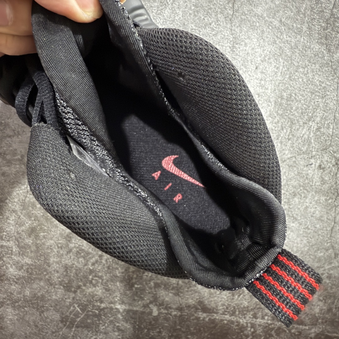 图片[6]-【莞产纯原】NK Air Foamposite One 市售最强品质 莞产顶级品质 黑红喷 2025 喷泡 IB2219-001 莞产原底面 公司渠道同模具 鞋型发泡360度无死角 双层Zoom气垫植入 中底完美注胶 搭载原厂碳纤维材质 诞生于1997年的NK Air Foamposite系列可以说是整个球鞋历史上最为经典的系列之一 也就是我们常说的“喷”和“泡” 其中“喷”由Foamposite One代言人Penny的英文音译而来 而“泡”则来源于另一款鞋型 Foamposite Pro中\”pro\”的音译 在诞生初期 由于高昂的造价以及超前的外形 Foamposite系列的反对者不在少数 甚至有人认为这款鞋会毁掉整个球鞋行业 但事实证明这双灵感来自于甲虫 自带“黑科技”鞋面以及双层Zoom+大块碳板的太空球鞋不仅受到了大众的接受与追捧 并且成功的影响了篮球鞋的发展 尺码：40 40.5 41 42 42.5 43 44 44.5 45 46 47.5-选品中心