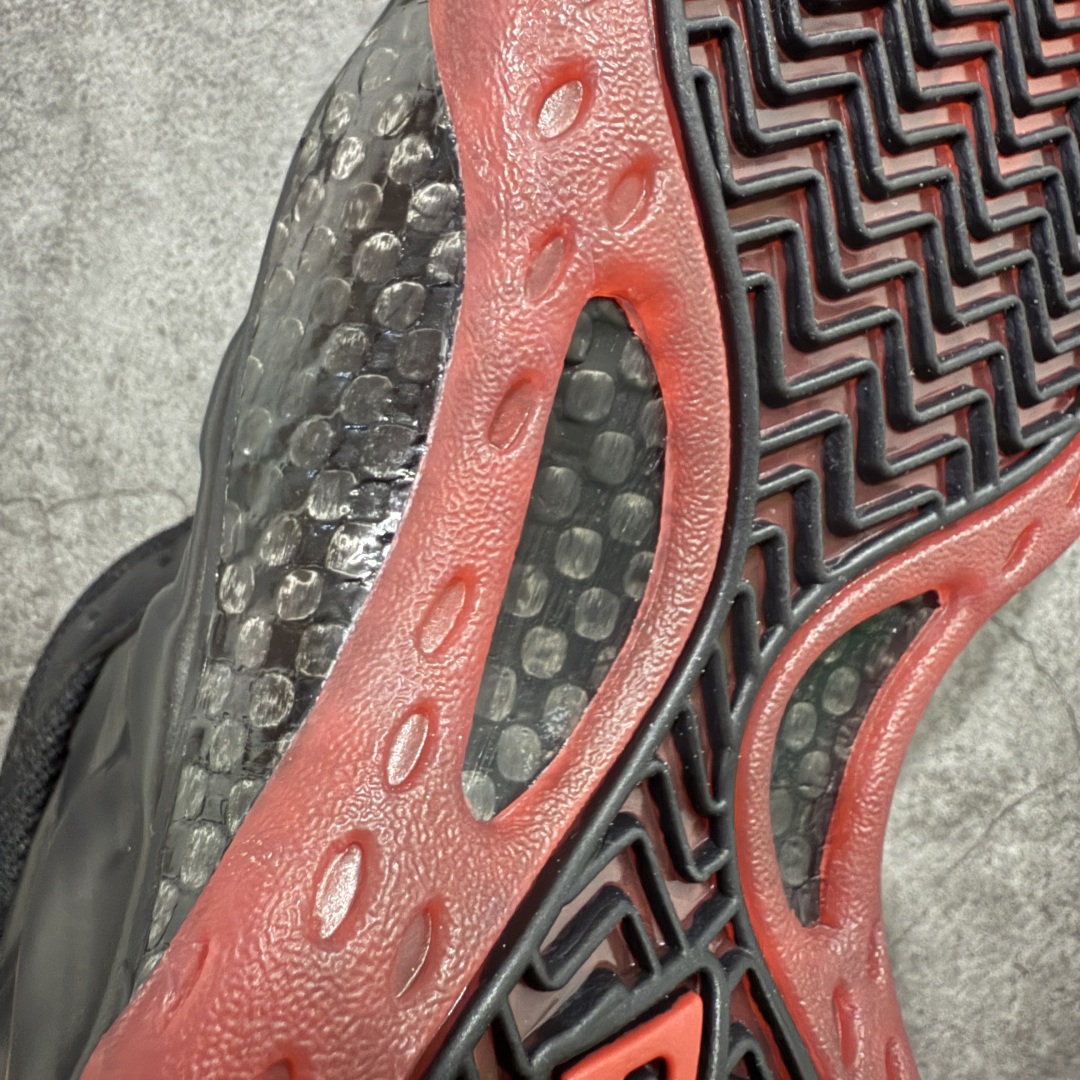 图片[9]-【莞产纯原】NK Air Foamposite One 市售最强品质 莞产顶级品质 黑红喷 2025 喷泡 IB2219-001 莞产原底面 公司渠道同模具 鞋型发泡360度无死角 双层Zoom气垫植入 中底完美注胶 搭载原厂碳纤维材质 诞生于1997年的NK Air Foamposite系列可以说是整个球鞋历史上最为经典的系列之一 也就是我们常说的“喷”和“泡” 其中“喷”由Foamposite One代言人Penny的英文音译而来 而“泡”则来源于另一款鞋型 Foamposite Pro中\”pro\”的音译 在诞生初期 由于高昂的造价以及超前的外形 Foamposite系列的反对者不在少数 甚至有人认为这款鞋会毁掉整个球鞋行业 但事实证明这双灵感来自于甲虫 自带“黑科技”鞋面以及双层Zoom+大块碳板的太空球鞋不仅受到了大众的接受与追捧 并且成功的影响了篮球鞋的发展 尺码：40 40.5 41 42 42.5 43 44 44.5 45 46 47.5-选品中心