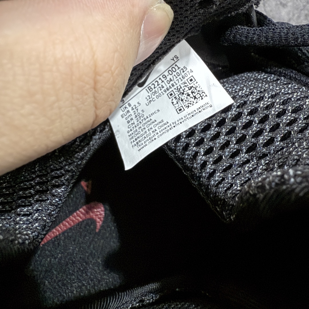 图片[7]-【莞产纯原】NK Air Foamposite One 市售最强品质 莞产顶级品质 黑红喷 2025 喷泡 IB2219-001 莞产原底面 公司渠道同模具 鞋型发泡360度无死角 双层Zoom气垫植入 中底完美注胶 搭载原厂碳纤维材质 诞生于1997年的NK Air Foamposite系列可以说是整个球鞋历史上最为经典的系列之一 也就是我们常说的“喷”和“泡” 其中“喷”由Foamposite One代言人Penny的英文音译而来 而“泡”则来源于另一款鞋型 Foamposite Pro中\”pro\”的音译 在诞生初期 由于高昂的造价以及超前的外形 Foamposite系列的反对者不在少数 甚至有人认为这款鞋会毁掉整个球鞋行业 但事实证明这双灵感来自于甲虫 自带“黑科技”鞋面以及双层Zoom+大块碳板的太空球鞋不仅受到了大众的接受与追捧 并且成功的影响了篮球鞋的发展 尺码：40 40.5 41 42 42.5 43 44 44.5 45 46 47.5-选品中心