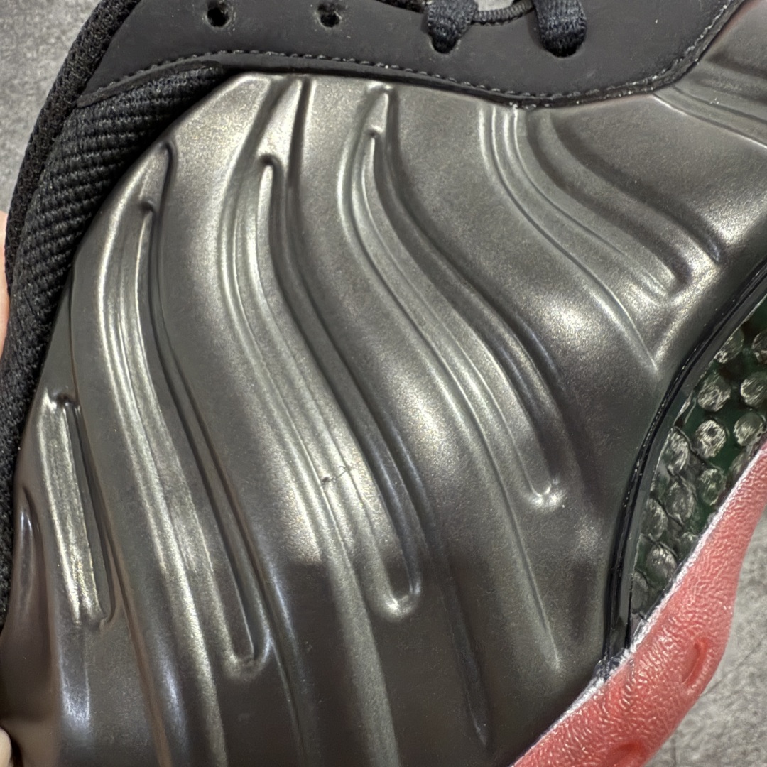 图片[3]-【莞产纯原】NK Air Foamposite One 市售最强品质 莞产顶级品质 黑红喷 2025 喷泡 IB2219-001 莞产原底面 公司渠道同模具 鞋型发泡360度无死角 双层Zoom气垫植入 中底完美注胶 搭载原厂碳纤维材质 诞生于1997年的NK Air Foamposite系列可以说是整个球鞋历史上最为经典的系列之一 也就是我们常说的“喷”和“泡” 其中“喷”由Foamposite One代言人Penny的英文音译而来 而“泡”则来源于另一款鞋型 Foamposite Pro中\”pro\”的音译 在诞生初期 由于高昂的造价以及超前的外形 Foamposite系列的反对者不在少数 甚至有人认为这款鞋会毁掉整个球鞋行业 但事实证明这双灵感来自于甲虫 自带“黑科技”鞋面以及双层Zoom+大块碳板的太空球鞋不仅受到了大众的接受与追捧 并且成功的影响了篮球鞋的发展 尺码：40 40.5 41 42 42.5 43 44 44.5 45 46 47.5-选品中心
