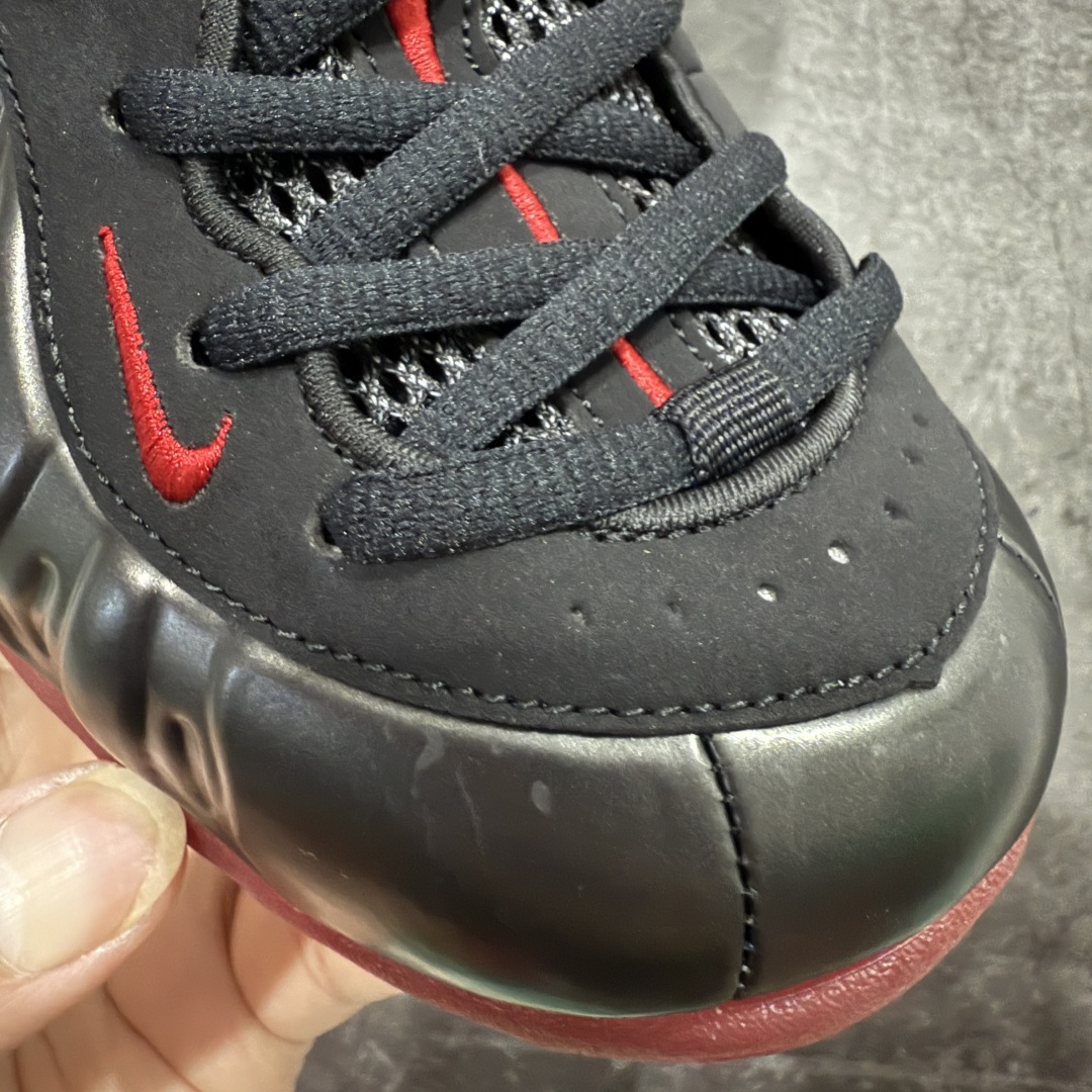 图片[4]-【莞产纯原】NK Air Foamposite One 市售最强品质 莞产顶级品质 黑红喷 2025 喷泡 IB2219-001 莞产原底面 公司渠道同模具 鞋型发泡360度无死角 双层Zoom气垫植入 中底完美注胶 搭载原厂碳纤维材质 诞生于1997年的NK Air Foamposite系列可以说是整个球鞋历史上最为经典的系列之一 也就是我们常说的“喷”和“泡” 其中“喷”由Foamposite One代言人Penny的英文音译而来 而“泡”则来源于另一款鞋型 Foamposite Pro中\”pro\”的音译 在诞生初期 由于高昂的造价以及超前的外形 Foamposite系列的反对者不在少数 甚至有人认为这款鞋会毁掉整个球鞋行业 但事实证明这双灵感来自于甲虫 自带“黑科技”鞋面以及双层Zoom+大块碳板的太空球鞋不仅受到了大众的接受与追捧 并且成功的影响了篮球鞋的发展 尺码：40 40.5 41 42 42.5 43 44 44.5 45 46 47.5-选品中心