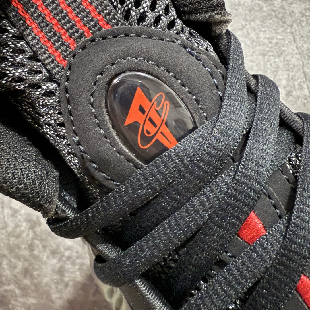 图片[5]-【莞产纯原】NK Air Foamposite One 市售最强品质 莞产顶级品质 黑红喷 2025 喷泡 IB2219-001 莞产原底面 公司渠道同模具 鞋型发泡360度无死角 双层Zoom气垫植入 中底完美注胶 搭载原厂碳纤维材质 诞生于1997年的NK Air Foamposite系列可以说是整个球鞋历史上最为经典的系列之一 也就是我们常说的“喷”和“泡” 其中“喷”由Foamposite One代言人Penny的英文音译而来 而“泡”则来源于另一款鞋型 Foamposite Pro中\”pro\”的音译 在诞生初期 由于高昂的造价以及超前的外形 Foamposite系列的反对者不在少数 甚至有人认为这款鞋会毁掉整个球鞋行业 但事实证明这双灵感来自于甲虫 自带“黑科技”鞋面以及双层Zoom+大块碳板的太空球鞋不仅受到了大众的接受与追捧 并且成功的影响了篮球鞋的发展 尺码：40 40.5 41 42 42.5 43 44 44.5 45 46 47.5-选品中心