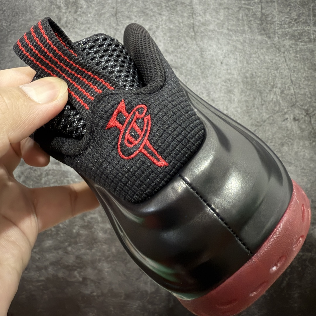 图片[2]-【莞产纯原】NK Air Foamposite One 市售最强品质 莞产顶级品质 黑红喷 2025 喷泡 IB2219-001 莞产原底面 公司渠道同模具 鞋型发泡360度无死角 双层Zoom气垫植入 中底完美注胶 搭载原厂碳纤维材质 诞生于1997年的NK Air Foamposite系列可以说是整个球鞋历史上最为经典的系列之一 也就是我们常说的“喷”和“泡” 其中“喷”由Foamposite One代言人Penny的英文音译而来 而“泡”则来源于另一款鞋型 Foamposite Pro中\”pro\”的音译 在诞生初期 由于高昂的造价以及超前的外形 Foamposite系列的反对者不在少数 甚至有人认为这款鞋会毁掉整个球鞋行业 但事实证明这双灵感来自于甲虫 自带“黑科技”鞋面以及双层Zoom+大块碳板的太空球鞋不仅受到了大众的接受与追捧 并且成功的影响了篮球鞋的发展 尺码：40 40.5 41 42 42.5 43 44 44.5 45 46 47.5-选品中心
