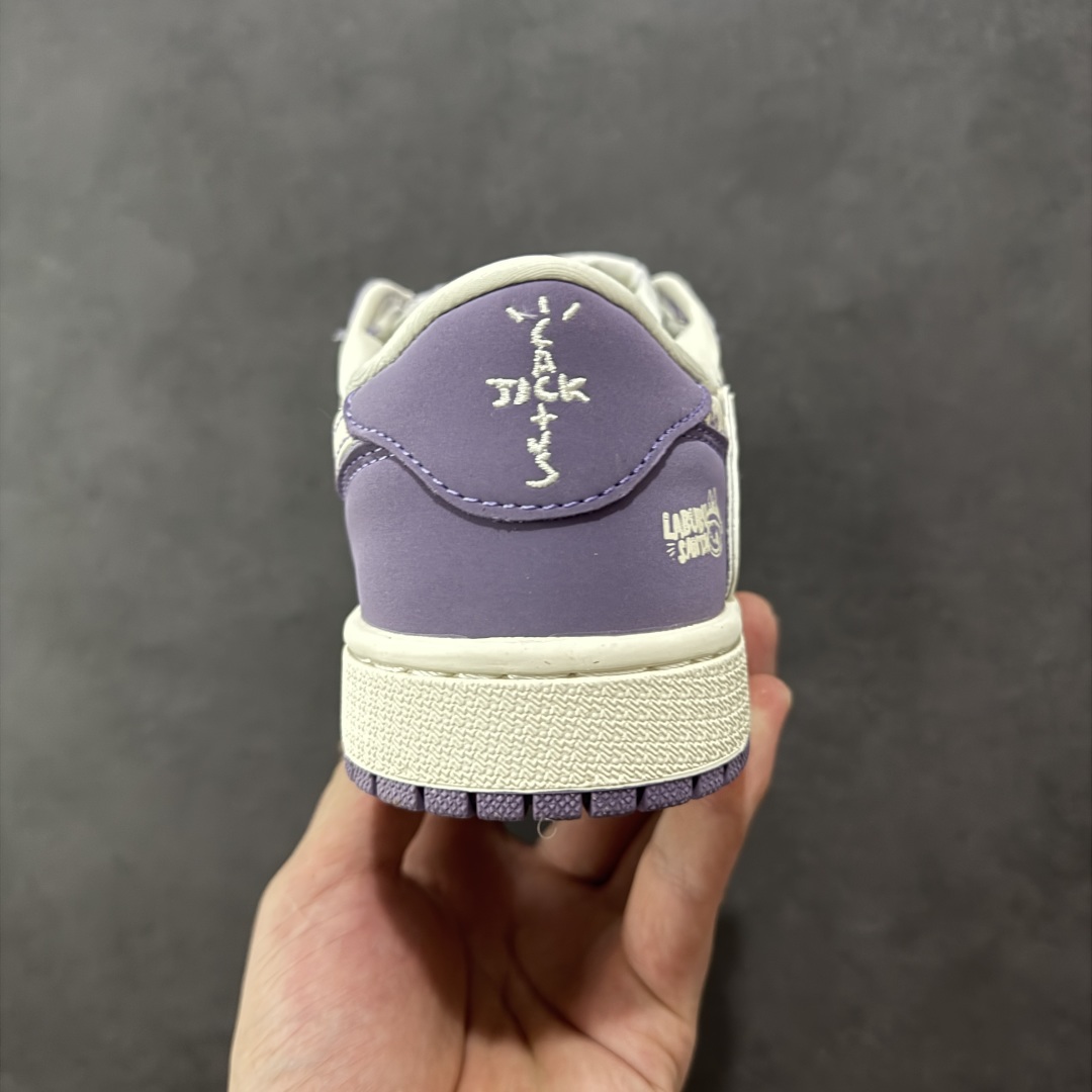 图片[4]-【定制版】Travis Scott x Fragment Design x Jordan Air Jordan 1 Low OG SP “Labubu联名—奶白紫” 拉布布印花 LAbubu玩偶挂件 高端定制 多方联名合作融合了Travi s Scott 独特的音乐风格，藤原浩个性的设计风格以及Jordan品牌的经典元素 使其成为一双具有独特身份和价值的鞋子 清新而立体的外观加上联名标识更突出了其独特身份 这种配色方案显示出活力和时尚感 在视觉上引人注目 鞋身的质感和细腻的细节处理使其显得高端而格调十足 这款“倒钩”联名是设计与创意完美结合 融合多方的个性风格是一款备受瞩目的潮流鞋款 低帮休闲板鞋 定制鞋盒 大厂纯原品质出货 超高清洁度 皮料切割干净无任何毛边 细节完美 货号：LD2028-058 尺码： 36 36.5 37.5 38 38.5 39 40 40.5 41 42 42.5 43 44 44.5 45-选品中心