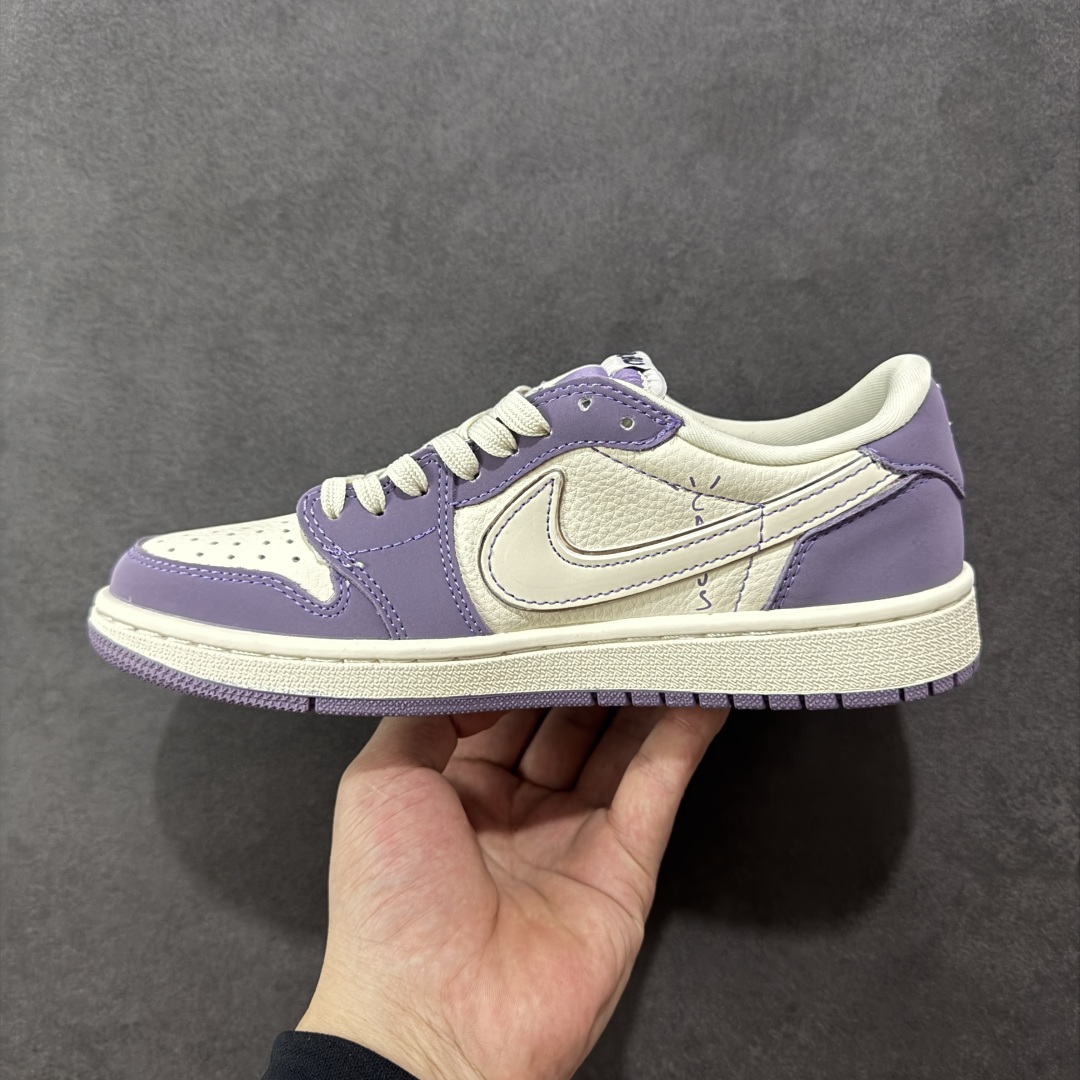 图片[2]-【定制版】Travis Scott x Fragment Design x Jordan Air Jordan 1 Low OG SP “Labubu联名—奶白紫” 拉布布印花 LAbubu玩偶挂件 高端定制 多方联名合作融合了Travi s Scott 独特的音乐风格，藤原浩个性的设计风格以及Jordan品牌的经典元素 使其成为一双具有独特身份和价值的鞋子 清新而立体的外观加上联名标识更突出了其独特身份 这种配色方案显示出活力和时尚感 在视觉上引人注目 鞋身的质感和细腻的细节处理使其显得高端而格调十足 这款“倒钩”联名是设计与创意完美结合 融合多方的个性风格是一款备受瞩目的潮流鞋款 低帮休闲板鞋 定制鞋盒 大厂纯原品质出货 超高清洁度 皮料切割干净无任何毛边 细节完美 货号：LD2028-058 尺码： 36 36.5 37.5 38 38.5 39 40 40.5 41 42 42.5 43 44 44.5 45-选品中心