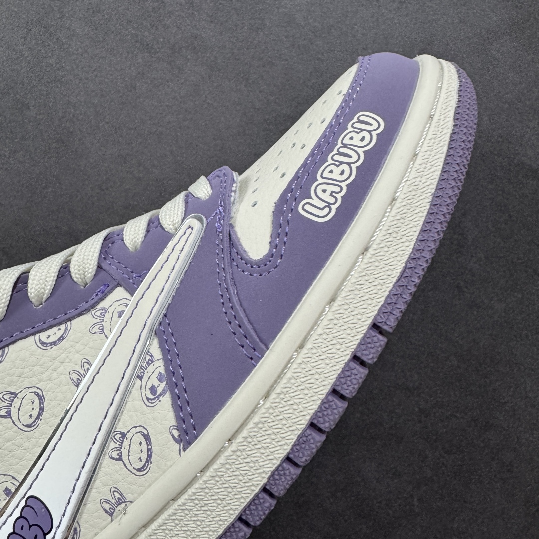 图片[5]-【定制版】Travis Scott x Fragment Design x Jordan Air Jordan 1 Low OG SP “Labubu联名—奶白紫” 拉布布印花 LAbubu玩偶挂件 高端定制 多方联名合作融合了Travi s Scott 独特的音乐风格，藤原浩个性的设计风格以及Jordan品牌的经典元素 使其成为一双具有独特身份和价值的鞋子 清新而立体的外观加上联名标识更突出了其独特身份 这种配色方案显示出活力和时尚感 在视觉上引人注目 鞋身的质感和细腻的细节处理使其显得高端而格调十足 这款“倒钩”联名是设计与创意完美结合 融合多方的个性风格是一款备受瞩目的潮流鞋款 低帮休闲板鞋 定制鞋盒 大厂纯原品质出货 超高清洁度 皮料切割干净无任何毛边 细节完美 货号：LD2028-058 尺码： 36 36.5 37.5 38 38.5 39 40 40.5 41 42 42.5 43 44 44.5 45-选品中心