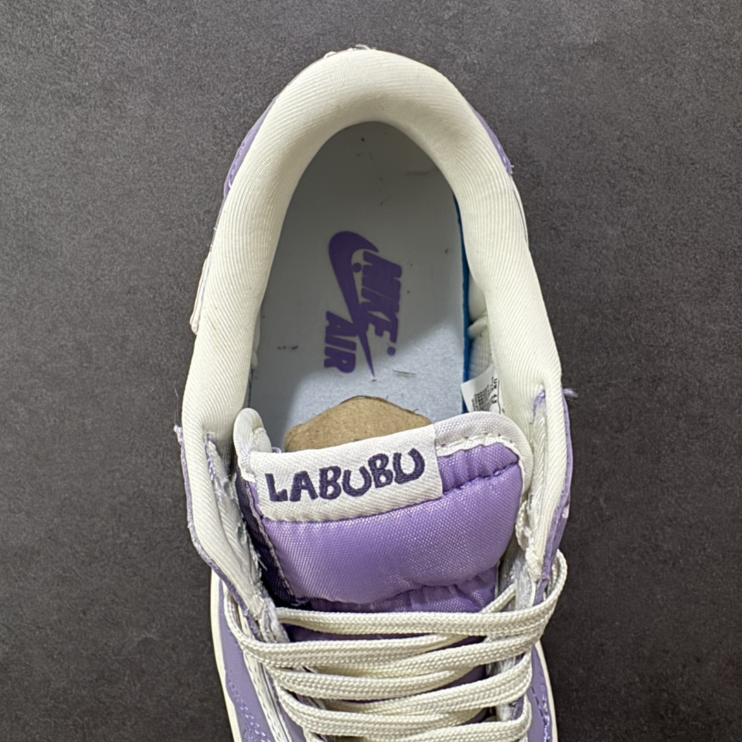 图片[7]-【定制版】Travis Scott x Fragment Design x Jordan Air Jordan 1 Low OG SP “Labubu联名—奶白紫” 拉布布印花 LAbubu玩偶挂件 高端定制 多方联名合作融合了Travi s Scott 独特的音乐风格，藤原浩个性的设计风格以及Jordan品牌的经典元素 使其成为一双具有独特身份和价值的鞋子 清新而立体的外观加上联名标识更突出了其独特身份 这种配色方案显示出活力和时尚感 在视觉上引人注目 鞋身的质感和细腻的细节处理使其显得高端而格调十足 这款“倒钩”联名是设计与创意完美结合 融合多方的个性风格是一款备受瞩目的潮流鞋款 低帮休闲板鞋 定制鞋盒 大厂纯原品质出货 超高清洁度 皮料切割干净无任何毛边 细节完美 货号：LD2028-058 尺码： 36 36.5 37.5 38 38.5 39 40 40.5 41 42 42.5 43 44 44.5 45-选品中心
