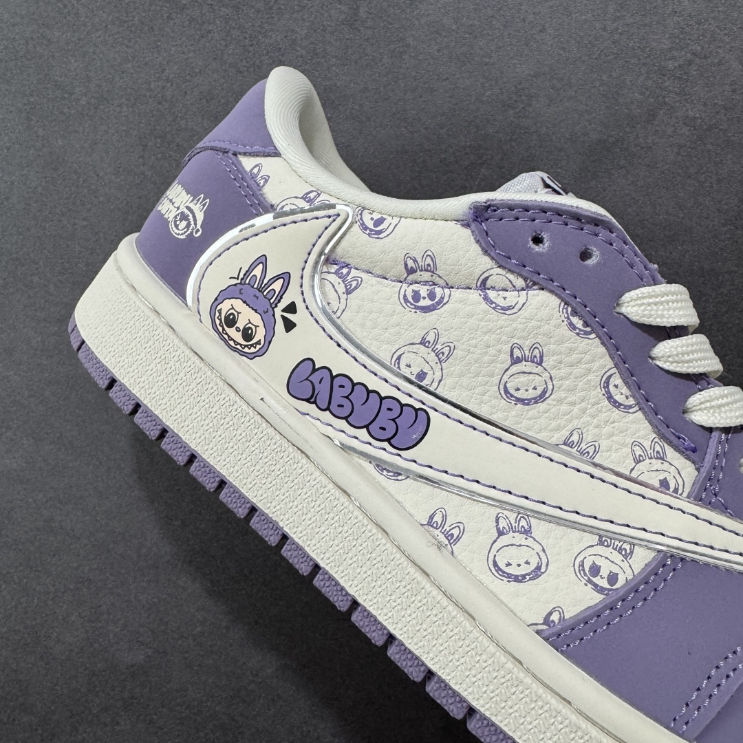 图片[6]-【定制版】Travis Scott x Fragment Design x Jordan Air Jordan 1 Low OG SP “Labubu联名—奶白紫” 拉布布印花 LAbubu玩偶挂件 高端定制 多方联名合作融合了Travi s Scott 独特的音乐风格，藤原浩个性的设计风格以及Jordan品牌的经典元素 使其成为一双具有独特身份和价值的鞋子 清新而立体的外观加上联名标识更突出了其独特身份 这种配色方案显示出活力和时尚感 在视觉上引人注目 鞋身的质感和细腻的细节处理使其显得高端而格调十足 这款“倒钩”联名是设计与创意完美结合 融合多方的个性风格是一款备受瞩目的潮流鞋款 低帮休闲板鞋 定制鞋盒 大厂纯原品质出货 超高清洁度 皮料切割干净无任何毛边 细节完美 货号：LD2028-058 尺码： 36 36.5 37.5 38 38.5 39 40 40.5 41 42 42.5 43 44 44.5 45-选品中心