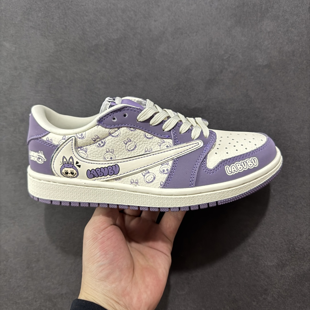 【定制版】Travis Scott x Fragment Design x Jordan Air Jordan 1 Low OG SP “Labubu联名—奶白紫” 拉布布印花 LAbubu玩偶挂件 高端定制 多方联名合作融合了Travi s Scott 独特的音乐风格，藤原浩个性的设计风格以及Jordan品牌的经典元素 使其成为一双具有独特身份和价值的鞋子 清新而立体的外观加上联名标识更突出了其独特身份 这种配色方案显示出活力和时尚感 在视觉上引人注目 鞋身的质感和细腻的细节处理使其显得高端而格调十足 这款“倒钩”联名是设计与创意完美结合 融合多方的个性风格是一款备受瞩目的潮流鞋款 低帮休闲板鞋 定制鞋盒 大厂纯原品质出货 超高清洁度 皮料切割干净无任何毛边 细节完美 货号：LD2028-058 尺码： 36 36.5 37.5 38 38.5 39 40 40.5 41 42 42.5 43 44 44.5 45-选品中心