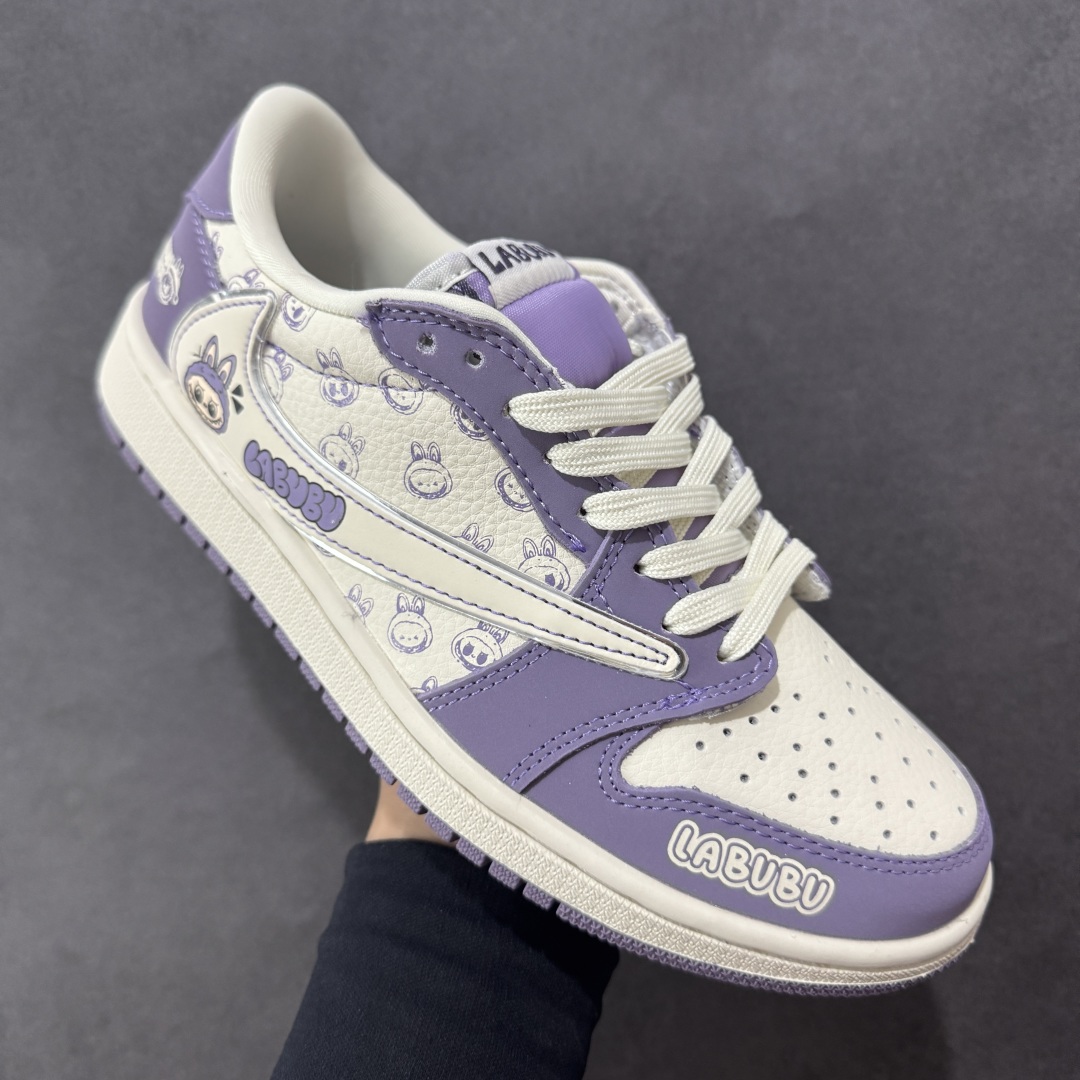 图片[3]-【定制版】Travis Scott x Fragment Design x Jordan Air Jordan 1 Low OG SP “Labubu联名—奶白紫” 拉布布印花 LAbubu玩偶挂件 高端定制 多方联名合作融合了Travi s Scott 独特的音乐风格，藤原浩个性的设计风格以及Jordan品牌的经典元素 使其成为一双具有独特身份和价值的鞋子 清新而立体的外观加上联名标识更突出了其独特身份 这种配色方案显示出活力和时尚感 在视觉上引人注目 鞋身的质感和细腻的细节处理使其显得高端而格调十足 这款“倒钩”联名是设计与创意完美结合 融合多方的个性风格是一款备受瞩目的潮流鞋款 低帮休闲板鞋 定制鞋盒 大厂纯原品质出货 超高清洁度 皮料切割干净无任何毛边 细节完美 货号：LD2028-058 尺码： 36 36.5 37.5 38 38.5 39 40 40.5 41 42 42.5 43 44 44.5 45-选品中心