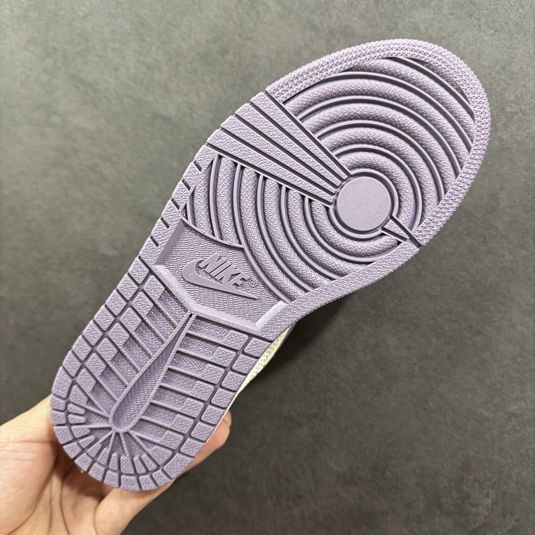 图片[9]-【定制版】Travis Scott x Fragment Design x Jordan Air Jordan 1 Low OG SP “Labubu联名—奶白紫” 拉布布印花 LAbubu玩偶挂件 高端定制 多方联名合作融合了Travi s Scott 独特的音乐风格，藤原浩个性的设计风格以及Jordan品牌的经典元素 使其成为一双具有独特身份和价值的鞋子 清新而立体的外观加上联名标识更突出了其独特身份 这种配色方案显示出活力和时尚感 在视觉上引人注目 鞋身的质感和细腻的细节处理使其显得高端而格调十足 这款“倒钩”联名是设计与创意完美结合 融合多方的个性风格是一款备受瞩目的潮流鞋款 低帮休闲板鞋 定制鞋盒 大厂纯原品质出货 超高清洁度 皮料切割干净无任何毛边 细节完美 货号：LD2028-058 尺码： 36 36.5 37.5 38 38.5 39 40 40.5 41 42 42.5 43 44 44.5 45-选品中心