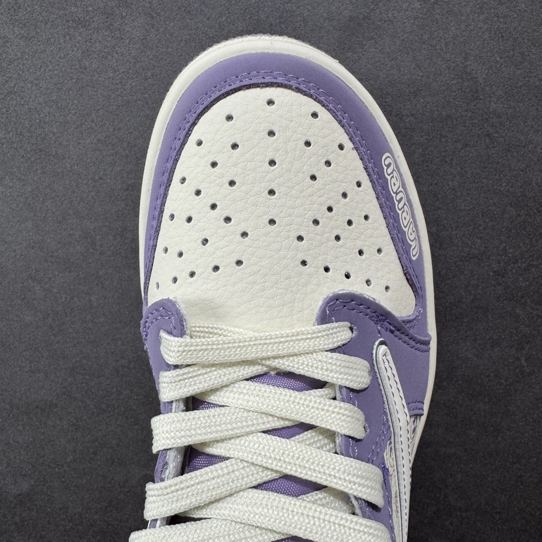 图片[8]-【定制版】Travis Scott x Fragment Design x Jordan Air Jordan 1 Low OG SP “Labubu联名—奶白紫” 拉布布印花 LAbubu玩偶挂件 高端定制 多方联名合作融合了Travi s Scott 独特的音乐风格，藤原浩个性的设计风格以及Jordan品牌的经典元素 使其成为一双具有独特身份和价值的鞋子 清新而立体的外观加上联名标识更突出了其独特身份 这种配色方案显示出活力和时尚感 在视觉上引人注目 鞋身的质感和细腻的细节处理使其显得高端而格调十足 这款“倒钩”联名是设计与创意完美结合 融合多方的个性风格是一款备受瞩目的潮流鞋款 低帮休闲板鞋 定制鞋盒 大厂纯原品质出货 超高清洁度 皮料切割干净无任何毛边 细节完美 货号：LD2028-058 尺码： 36 36.5 37.5 38 38.5 39 40 40.5 41 42 42.5 43 44 44.5 45-选品中心