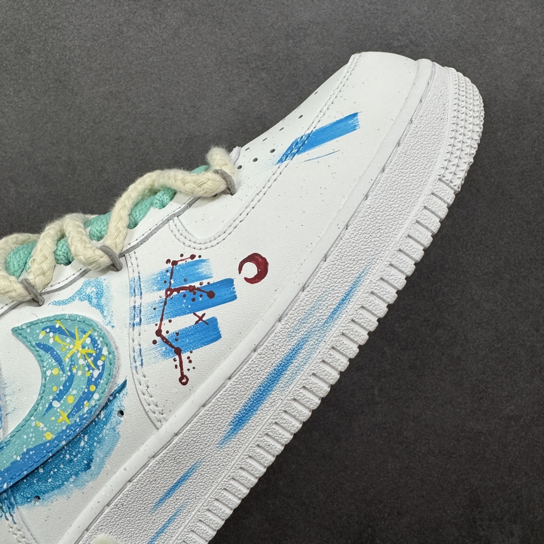图片[5]-【定制版】Nike Air Force 1\’07 Low \”Aries\” 手绘涂鸦十二星座系列 白羊座 空军一号低帮休闲板鞋  #纯净的白色鞋身犹如无垠的宇宙画布。鞋面上，蓝色调为主的星空元素肆意铺展，深邃而迷人，仿佛将浩瀚星空浓缩于小小的鞋身之上。闪烁的星星、弯弯的月牙，每一处细节都精心勾勒，好似在诉说着白羊座的冒险故事。  货号：星座321-419 尺码：36 36.5 37.5 38 38.5 39 40 40.5 41 42 42.5 43 44 44.5 45-选品中心