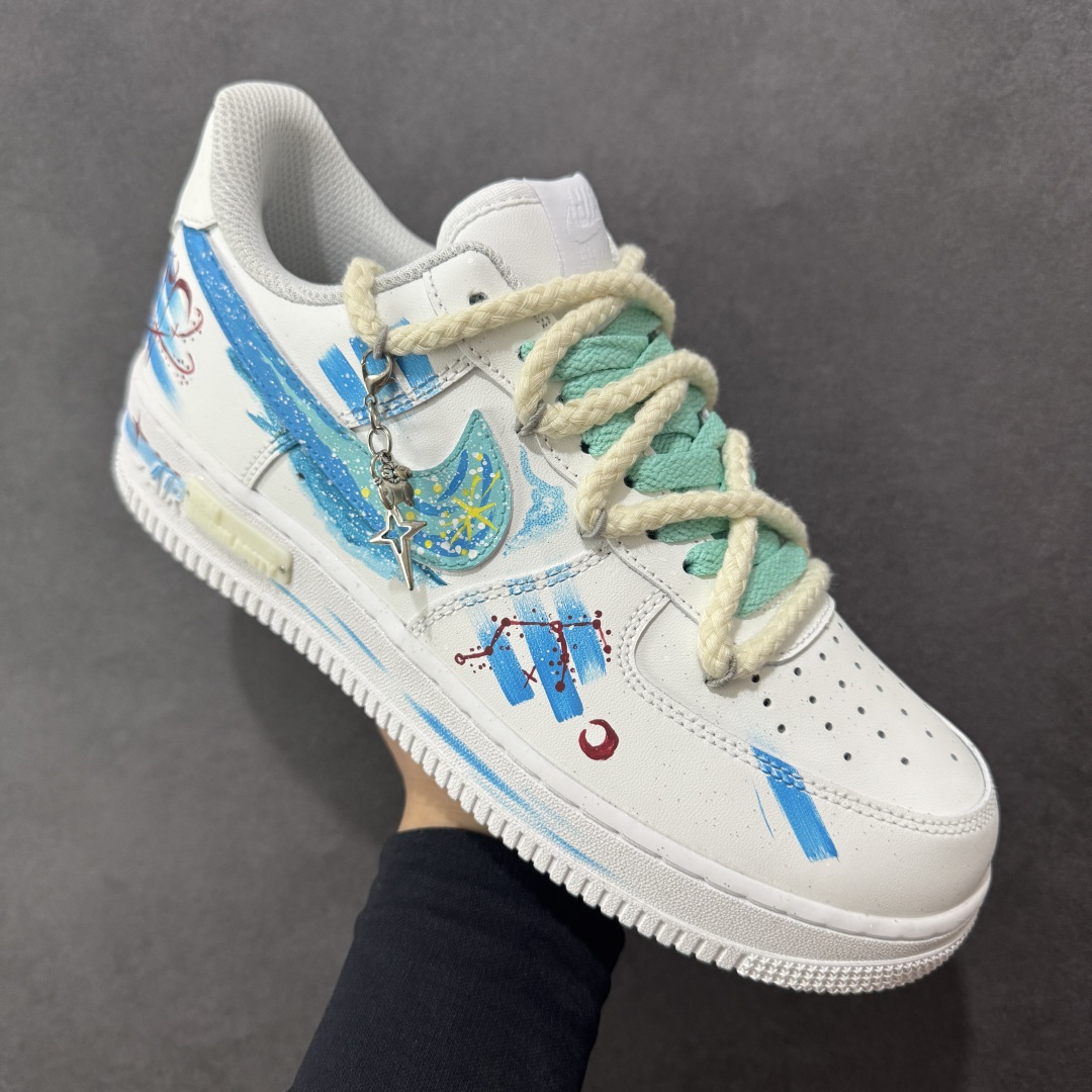 图片[3]-【定制版】Nike Air Force 1\’07 Low \”Aries\” 手绘涂鸦十二星座系列 白羊座 空军一号低帮休闲板鞋  #纯净的白色鞋身犹如无垠的宇宙画布。鞋面上，蓝色调为主的星空元素肆意铺展，深邃而迷人，仿佛将浩瀚星空浓缩于小小的鞋身之上。闪烁的星星、弯弯的月牙，每一处细节都精心勾勒，好似在诉说着白羊座的冒险故事。  货号：星座321-419 尺码：36 36.5 37.5 38 38.5 39 40 40.5 41 42 42.5 43 44 44.5 45-选品中心