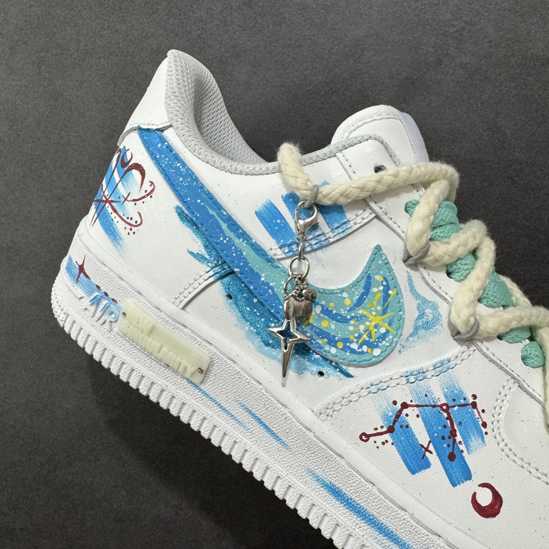 图片[6]-【定制版】Nike Air Force 1\’07 Low \”Aries\” 手绘涂鸦十二星座系列 白羊座 空军一号低帮休闲板鞋  #纯净的白色鞋身犹如无垠的宇宙画布。鞋面上，蓝色调为主的星空元素肆意铺展，深邃而迷人，仿佛将浩瀚星空浓缩于小小的鞋身之上。闪烁的星星、弯弯的月牙，每一处细节都精心勾勒，好似在诉说着白羊座的冒险故事。  货号：星座321-419 尺码：36 36.5 37.5 38 38.5 39 40 40.5 41 42 42.5 43 44 44.5 45-选品中心