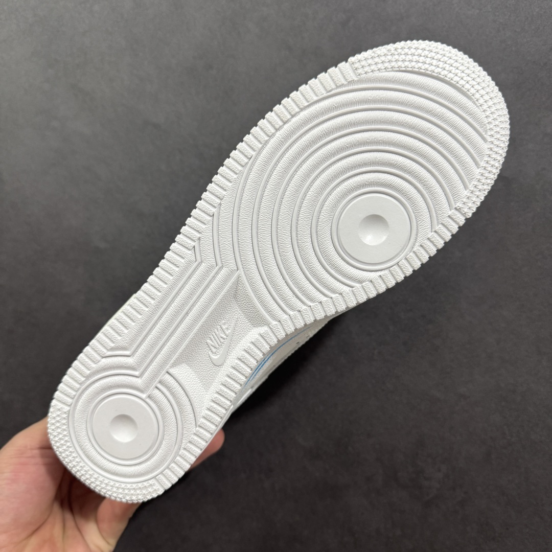 图片[9]-【定制版】Nike Air Force 1\’07 Low \”Aries\” 手绘涂鸦十二星座系列 白羊座 空军一号低帮休闲板鞋  #纯净的白色鞋身犹如无垠的宇宙画布。鞋面上，蓝色调为主的星空元素肆意铺展，深邃而迷人，仿佛将浩瀚星空浓缩于小小的鞋身之上。闪烁的星星、弯弯的月牙，每一处细节都精心勾勒，好似在诉说着白羊座的冒险故事。  货号：星座321-419 尺码：36 36.5 37.5 38 38.5 39 40 40.5 41 42 42.5 43 44 44.5 45-选品中心