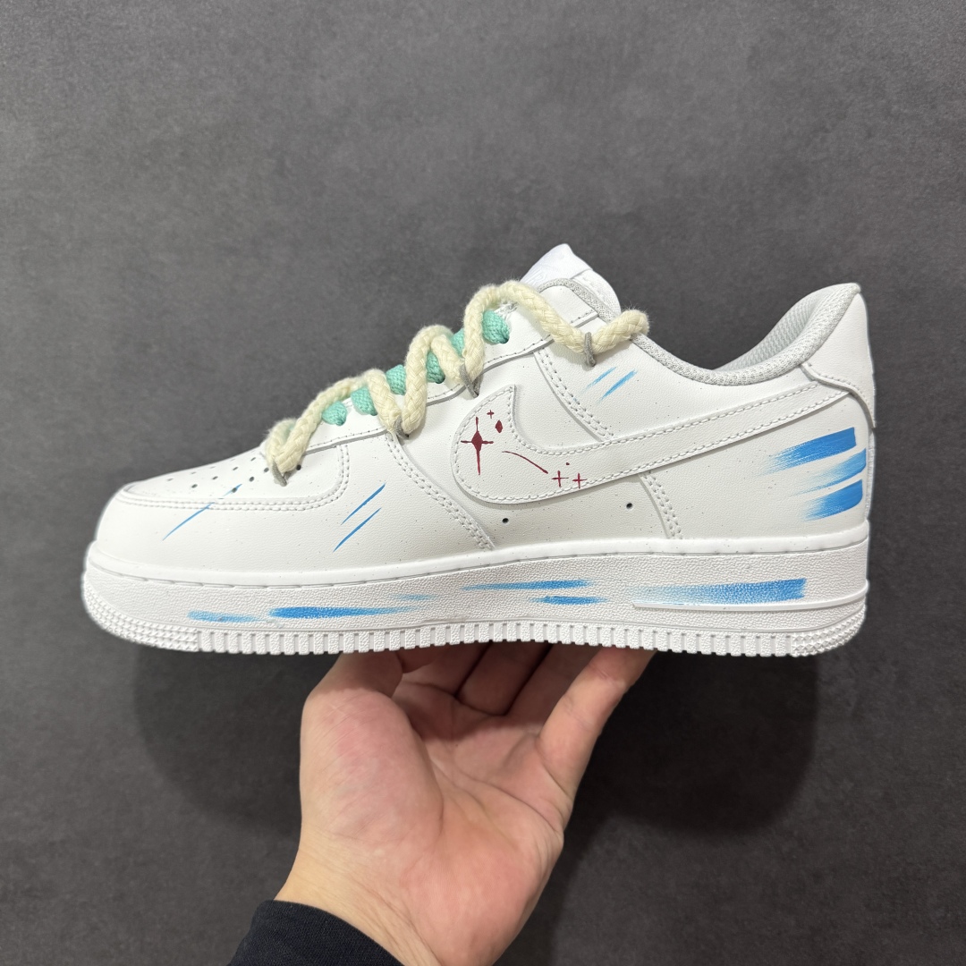 图片[2]-【定制版】Nike Air Force 1\’07 Low \”Aries\” 手绘涂鸦十二星座系列 白羊座 空军一号低帮休闲板鞋  #纯净的白色鞋身犹如无垠的宇宙画布。鞋面上，蓝色调为主的星空元素肆意铺展，深邃而迷人，仿佛将浩瀚星空浓缩于小小的鞋身之上。闪烁的星星、弯弯的月牙，每一处细节都精心勾勒，好似在诉说着白羊座的冒险故事。  货号：星座321-419 尺码：36 36.5 37.5 38 38.5 39 40 40.5 41 42 42.5 43 44 44.5 45-选品中心