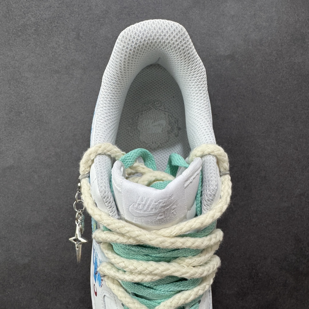 图片[7]-【定制版】Nike Air Force 1\’07 Low \”Aries\” 手绘涂鸦十二星座系列 白羊座 空军一号低帮休闲板鞋  #纯净的白色鞋身犹如无垠的宇宙画布。鞋面上，蓝色调为主的星空元素肆意铺展，深邃而迷人，仿佛将浩瀚星空浓缩于小小的鞋身之上。闪烁的星星、弯弯的月牙，每一处细节都精心勾勒，好似在诉说着白羊座的冒险故事。  货号：星座321-419 尺码：36 36.5 37.5 38 38.5 39 40 40.5 41 42 42.5 43 44 44.5 45-选品中心