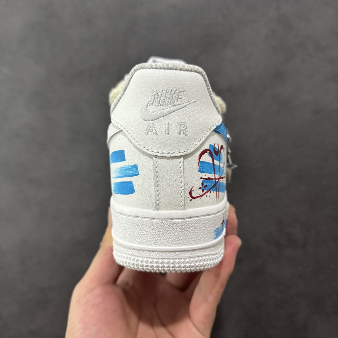 图片[4]-【定制版】Nike Air Force 1\’07 Low \”Aries\” 手绘涂鸦十二星座系列 白羊座 空军一号低帮休闲板鞋  #纯净的白色鞋身犹如无垠的宇宙画布。鞋面上，蓝色调为主的星空元素肆意铺展，深邃而迷人，仿佛将浩瀚星空浓缩于小小的鞋身之上。闪烁的星星、弯弯的月牙，每一处细节都精心勾勒，好似在诉说着白羊座的冒险故事。  货号：星座321-419 尺码：36 36.5 37.5 38 38.5 39 40 40.5 41 42 42.5 43 44 44.5 45-选品中心