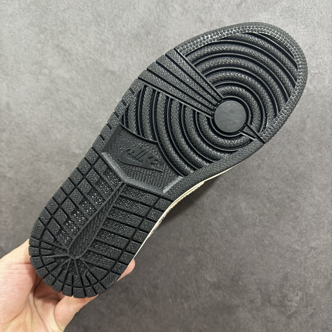 图片[9]-【定制版】Travis Scott x Fragment Design x Air Jordan 1 Low OG SP AJ1 乔1 联名款 低帮文化休闲板鞋  #多方联名合作融合了Travis Scott 独特的音乐风格，藤原浩个性的设计风格以及Jordan品牌的经典元素 使其成为一双具有独特身份和价值的鞋子 清新而立体的外观加上联名标识更突出了其独特身份 这种配色方案显示出活力和时尚感 在视觉上引人注目 鞋身的质感和细腻的细节处理使其显得高端而格调十足 这款“倒钩”联名是设计与创意完美结合 融合多方的个性风格是一款备受瞩目的潮流鞋款 货号：XS2025-048  尺码：36 36.5 37.5 38 38.5 39 40 40.5 41 42 42.5 43 44 44.5 45-选品中心