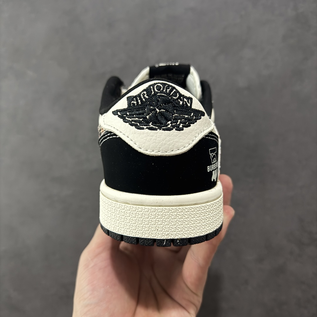 图片[4]-【定制版】Travis Scott x Fragment Design x Air Jordan 1 Low OG SP AJ1 乔1 联名款 低帮文化休闲板鞋  #多方联名合作融合了Travis Scott 独特的音乐风格，藤原浩个性的设计风格以及Jordan品牌的经典元素 使其成为一双具有独特身份和价值的鞋子 清新而立体的外观加上联名标识更突出了其独特身份 这种配色方案显示出活力和时尚感 在视觉上引人注目 鞋身的质感和细腻的细节处理使其显得高端而格调十足 这款“倒钩”联名是设计与创意完美结合 融合多方的个性风格是一款备受瞩目的潮流鞋款 货号：XS2025-048  尺码：36 36.5 37.5 38 38.5 39 40 40.5 41 42 42.5 43 44 44.5 45-选品中心