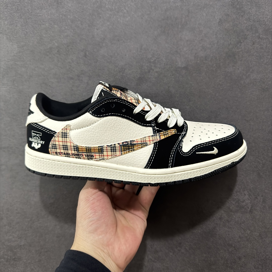 【定制版】Travis Scott x Fragment Design x Air Jordan 1 Low OG SP AJ1 乔1 联名款 低帮文化休闲板鞋  #多方联名合作融合了Travis Scott 独特的音乐风格，藤原浩个性的设计风格以及Jordan品牌的经典元素 使其成为一双具有独特身份和价值的鞋子 清新而立体的外观加上联名标识更突出了其独特身份 这种配色方案显示出活力和时尚感 在视觉上引人注目 鞋身的质感和细腻的细节处理使其显得高端而格调十足 这款“倒钩”联名是设计与创意完美结合 融合多方的个性风格是一款备受瞩目的潮流鞋款 货号：XS2025-048  尺码：36 36.5 37.5 38 38.5 39 40 40.5 41 42 42.5 43 44 44.5 45-选品中心