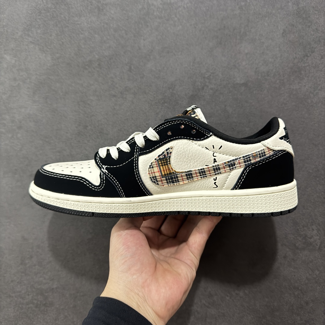 图片[2]-【定制版】Travis Scott x Fragment Design x Air Jordan 1 Low OG SP AJ1 乔1 联名款 低帮文化休闲板鞋  #多方联名合作融合了Travis Scott 独特的音乐风格，藤原浩个性的设计风格以及Jordan品牌的经典元素 使其成为一双具有独特身份和价值的鞋子 清新而立体的外观加上联名标识更突出了其独特身份 这种配色方案显示出活力和时尚感 在视觉上引人注目 鞋身的质感和细腻的细节处理使其显得高端而格调十足 这款“倒钩”联名是设计与创意完美结合 融合多方的个性风格是一款备受瞩目的潮流鞋款 货号：XS2025-048  尺码：36 36.5 37.5 38 38.5 39 40 40.5 41 42 42.5 43 44 44.5 45-选品中心