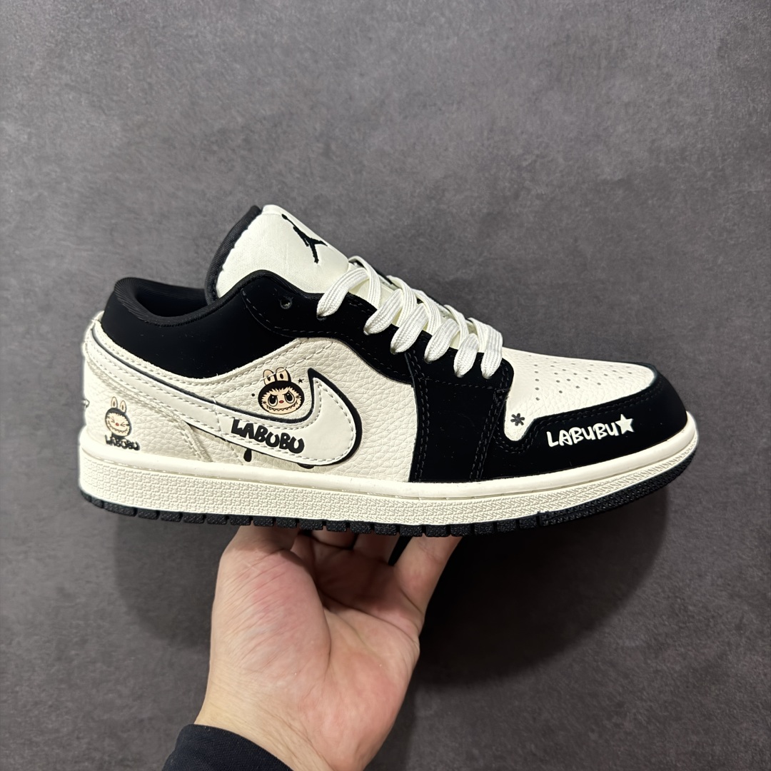 【定制版】Nike AJ1 Low 黑白拉布布联名 低帮休闲板鞋 定制鞋盒 大厂纯原品质出货 超高清洁度 皮料切割干净无任何毛边 细节完美 货号:QG2025-006 尺码:36 36.5 37.5 38 38.5 39 40 40.5 41 42 42.5 43 44 44.5 45-选品中心