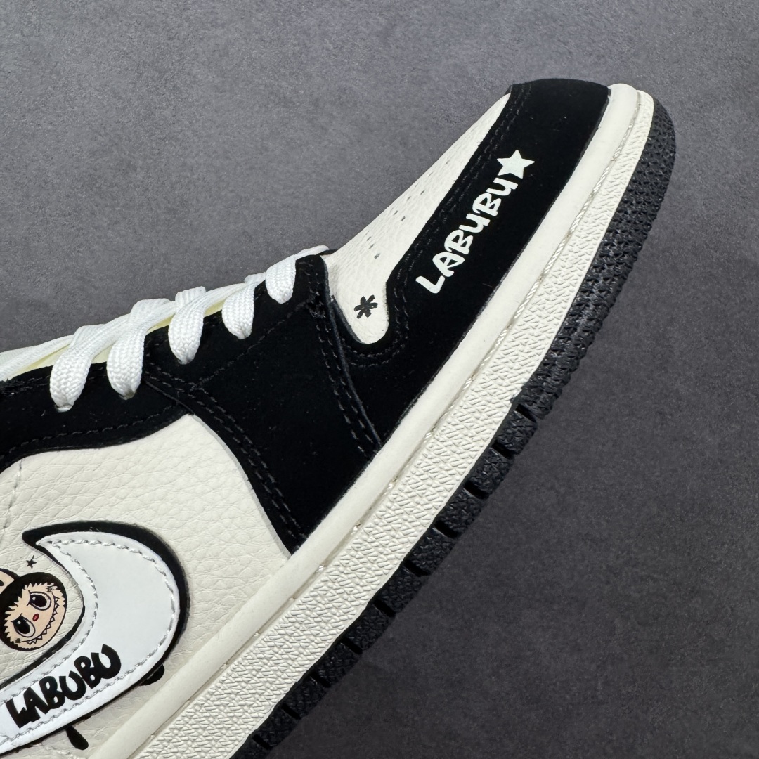 图片[5]-【定制版】Nike AJ1 Low 黑白拉布布联名 低帮休闲板鞋 定制鞋盒 大厂纯原品质出货 超高清洁度 皮料切割干净无任何毛边 细节完美 货号：QG2025-006 尺码：36 36.5 37.5 38 38.5 39 40 40.5 41 42 42.5 43 44 44.5 45-选品中心