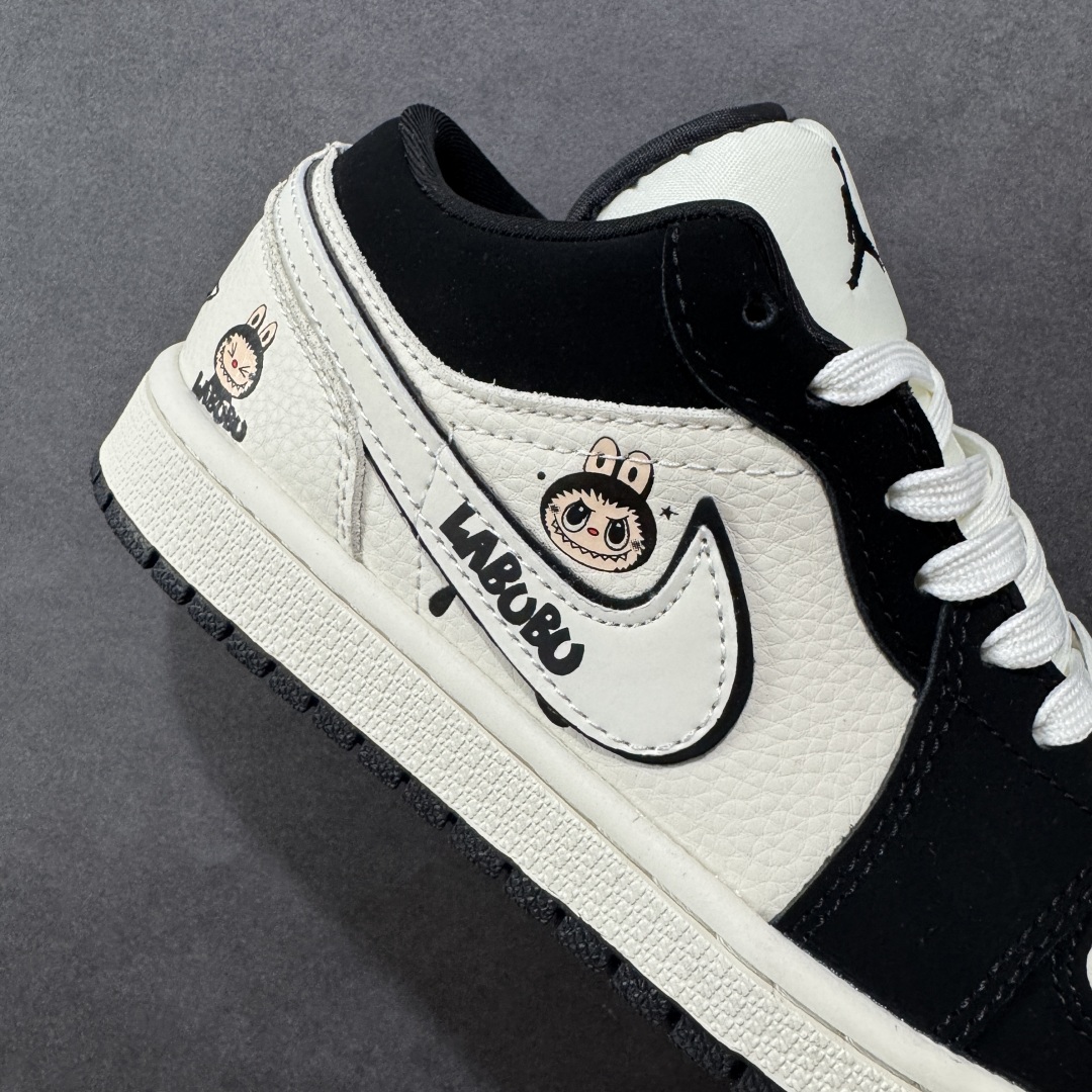 图片[6]-【定制版】Nike AJ1 Low 黑白拉布布联名 低帮休闲板鞋 定制鞋盒 大厂纯原品质出货 超高清洁度 皮料切割干净无任何毛边 细节完美 货号：QG2025-006 尺码：36 36.5 37.5 38 38.5 39 40 40.5 41 42 42.5 43 44 44.5 45-选品中心