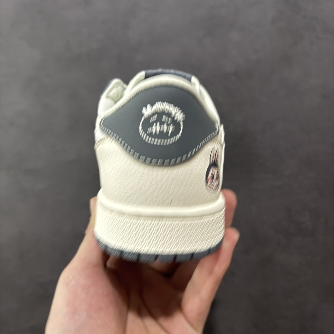 图片[4]-【定制版】Travis Scott x Jordan 1 Low “Labubu拉布布联名” 乔丹倒勾低帮休闲板鞋 原厂全头层皮 大厂纯原品质出货 纯正版型 定制鞋盒 皮料切割干净无任何毛边 细节完美 超高清洁度 货号：DX1888-094 尺码：36 36.5 37.5 38 38.5 39 40 40.5 41 42 42.5 43 44 44.5 45-选品中心