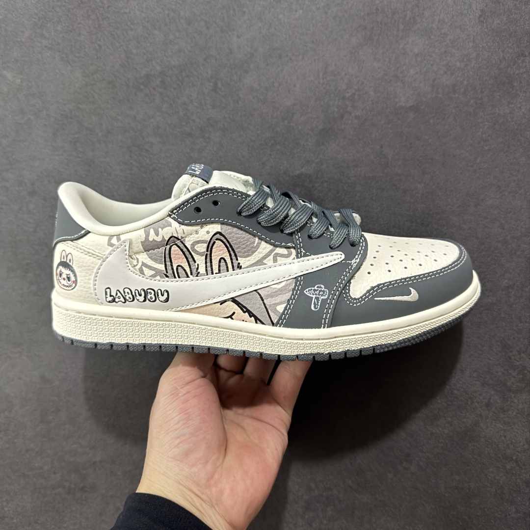 【定制版】Travis Scott x Jordan 1 Low “Labubu拉布布联名” 乔丹倒勾低帮休闲板鞋 原厂全头层皮 大厂纯原品质出货 纯正版型 定制鞋盒 皮料切割干净无任何毛边 细节完美 超高清洁度 货号:DX1888-094 尺码:36 36.5 37.5 38 38.5 39 40 40.5 41 42 42.5 43 44 44.5 45-选品中心