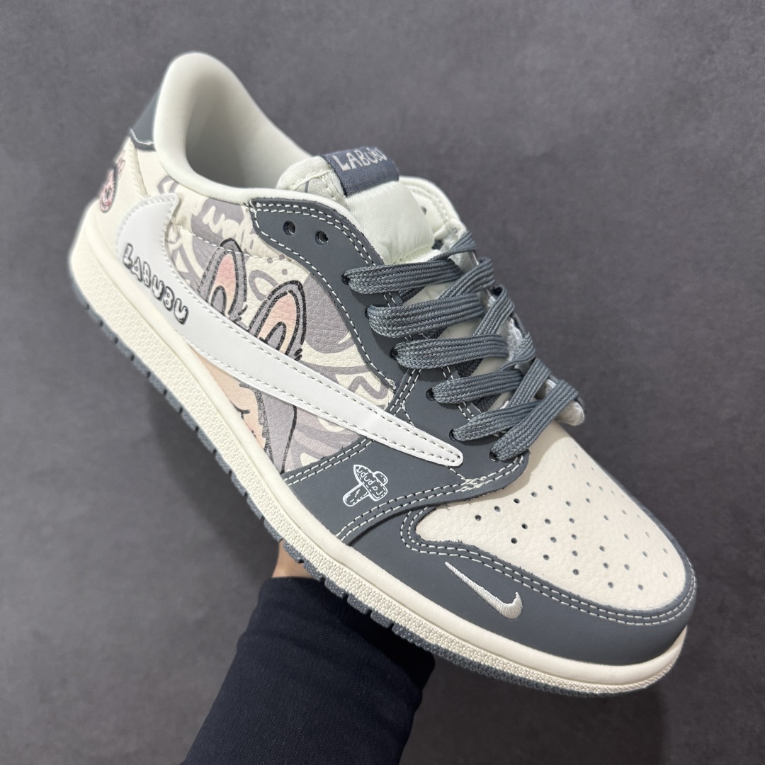 图片[3]-【定制版】Travis Scott x Jordan 1 Low “Labubu拉布布联名” 乔丹倒勾低帮休闲板鞋 原厂全头层皮 大厂纯原品质出货 纯正版型 定制鞋盒 皮料切割干净无任何毛边 细节完美 超高清洁度 货号：DX1888-094 尺码：36 36.5 37.5 38 38.5 39 40 40.5 41 42 42.5 43 44 44.5 45-选品中心