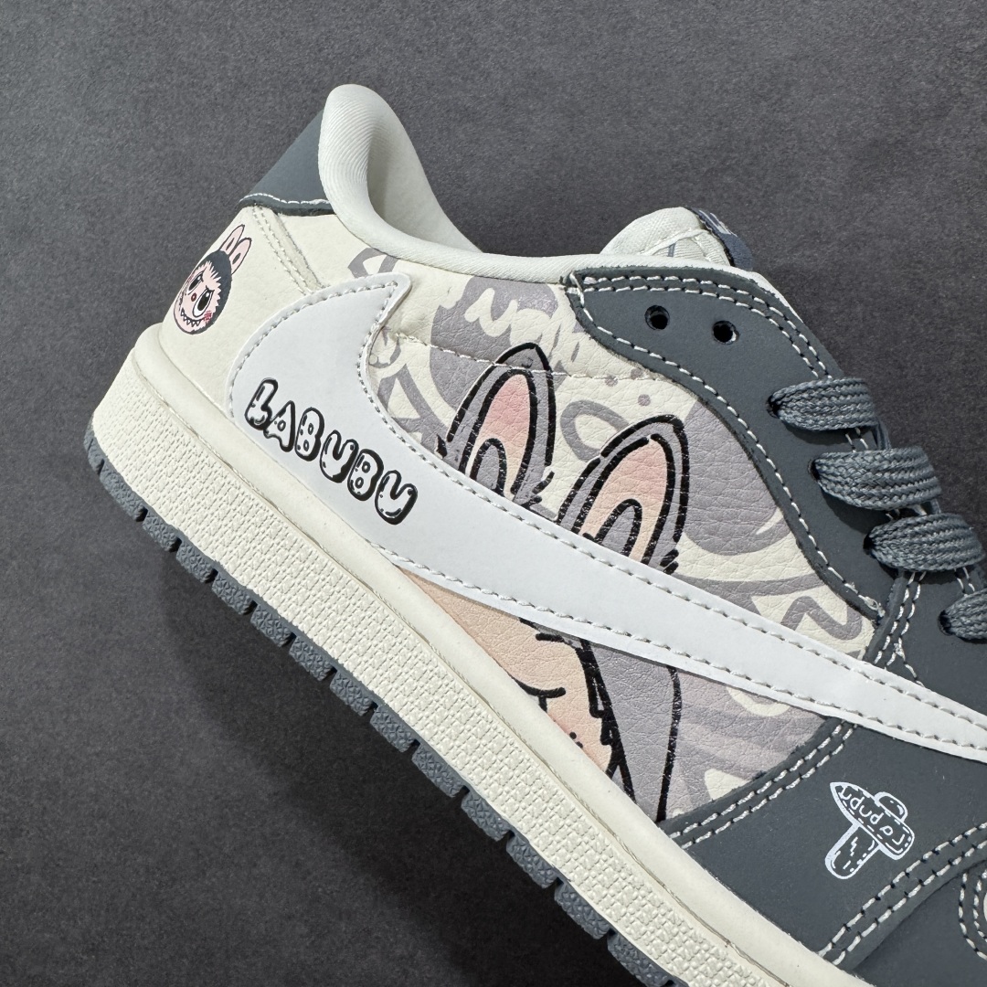 图片[6]-【定制版】Travis Scott x Jordan 1 Low “Labubu拉布布联名” 乔丹倒勾低帮休闲板鞋 原厂全头层皮 大厂纯原品质出货 纯正版型 定制鞋盒 皮料切割干净无任何毛边 细节完美 超高清洁度 货号：DX1888-094 尺码：36 36.5 37.5 38 38.5 39 40 40.5 41 42 42.5 43 44 44.5 45-选品中心